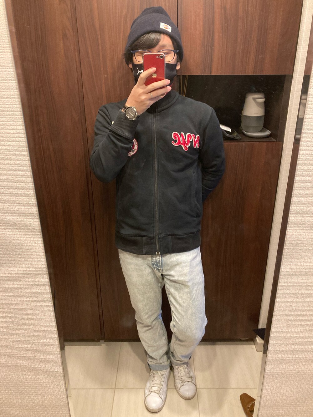 ホワイト系のスニーカー、ブルー系のデニムパンツ、ブルー系のトレンチコートを着用したメンズの冬コーディネートの2枚目の写真
