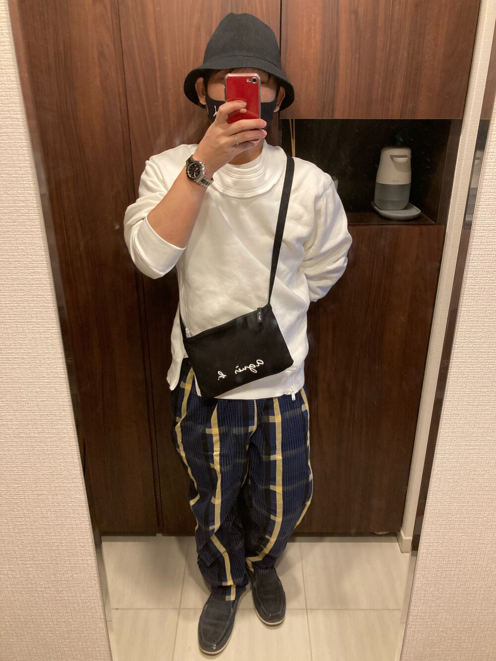 ブルー系のスリッポン、ブルー系のその他パンツ、ブラック系のショルダーバッグを着用したメンズの冬コーディネートの2枚目の写真