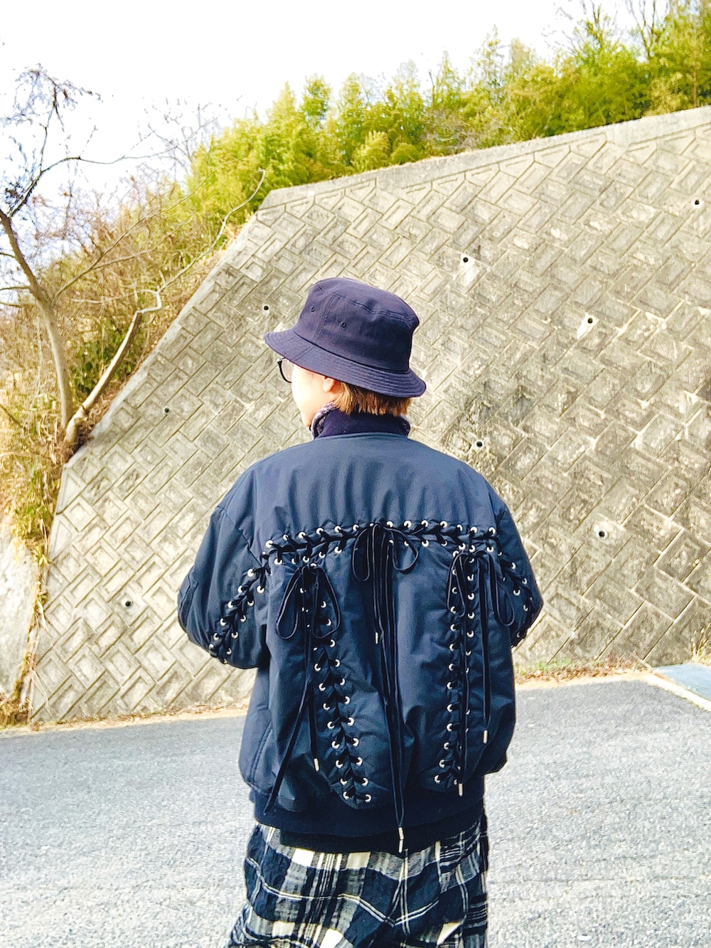 「MA-1、チェックパンツ、バケットハット、g.v.g.v.、Transit、1sin、ネックウォーマー、ショートブーツ、低身長、低身長女子、低身長コーデ、小柄女子、ボーイズライク」｜「G.V.G.V.のアイテム（MA-1、ブラック系）」を使った、Yさん（レディース・147cm）の冬コーディネートの2枚目の写真