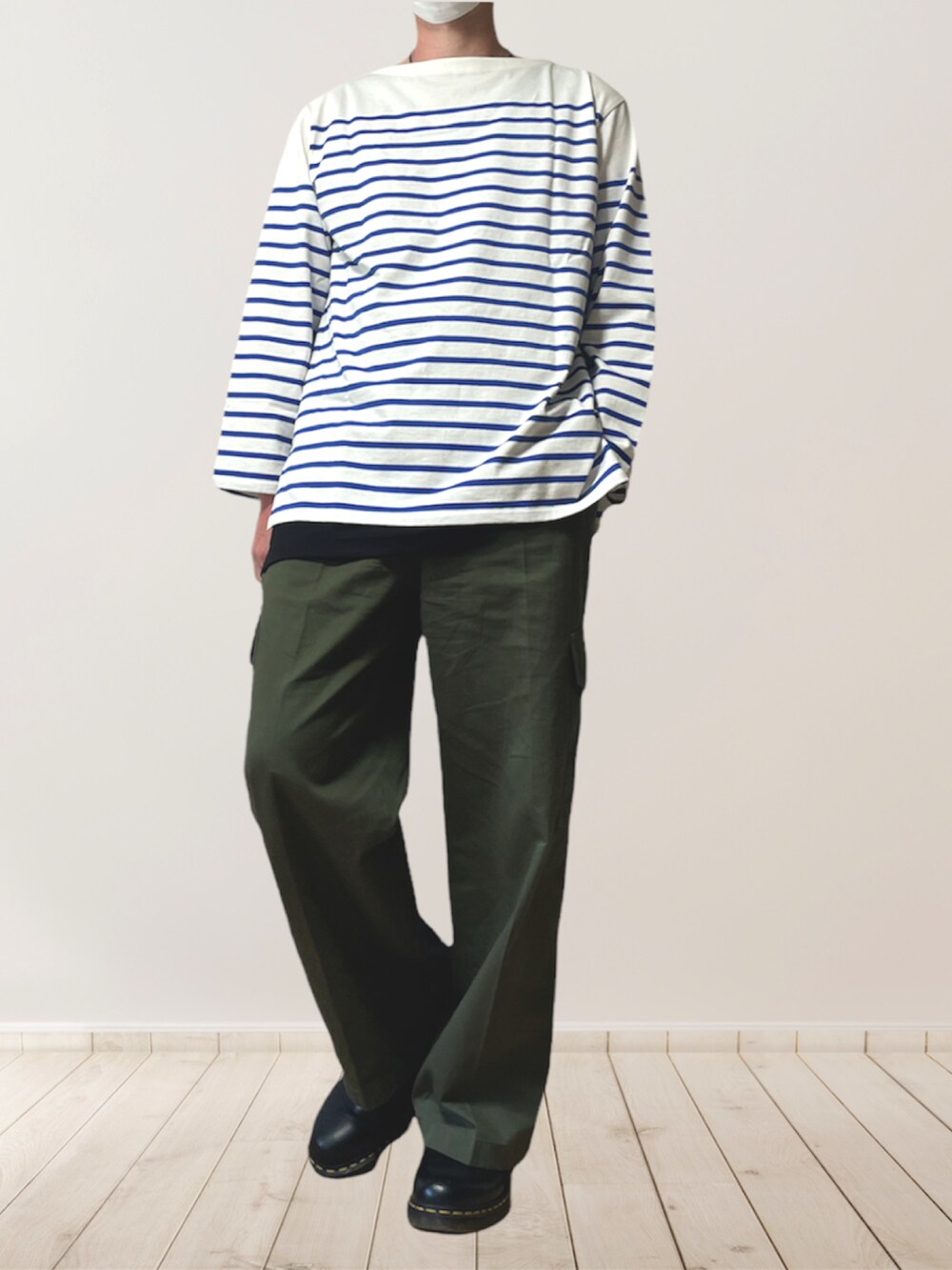 「シンプルコーデ、ボーダー、カーゴパンツ、革靴、UNIQLO、GU、Dr.Martens」｜「UNIQLOのアイテム（Tシャツ/カットソー、ブルー系）」を使った、htkさん（メンズ・169cm）の春コーディネートの2枚目の写真