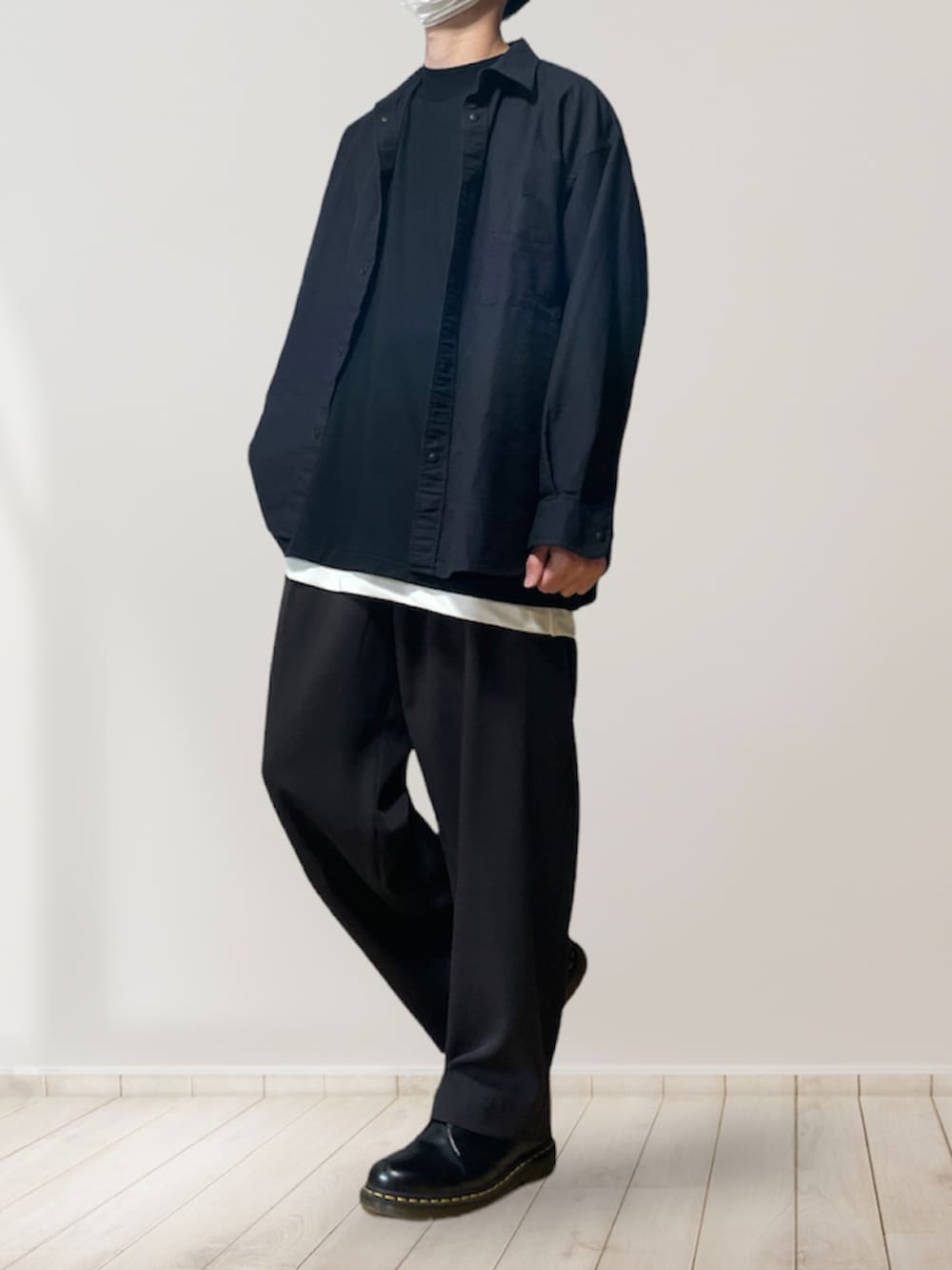 ブラック系のシャツ/ブラウス、ブラック系のTシャツ/カットソー、グレー系のセットアップを着用したメンズの春コーディネートの2枚目の写真