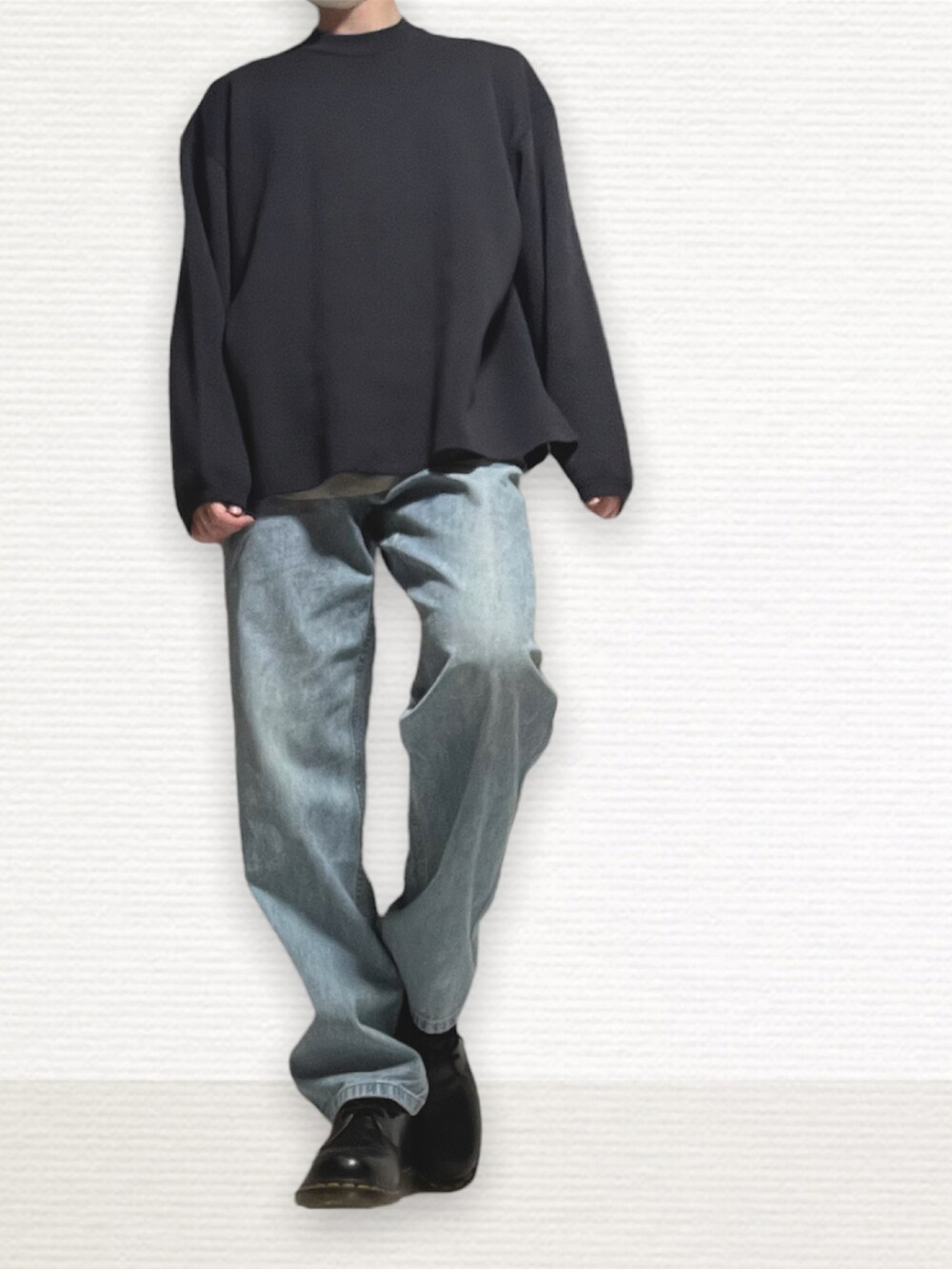 「シンプル、シンプルコーデ、ニット、デニム、デニムパンツ、革靴、レイヤードスタイル、春ニット」｜「WYM LIDNMの【WYM LIDNM】MILANO RIB BOTTLE NECK PO KNIT（ニット/セーター、グレー系）」を使った、htkさん（メンズ・169cm）の春コーディネートの2枚目の写真