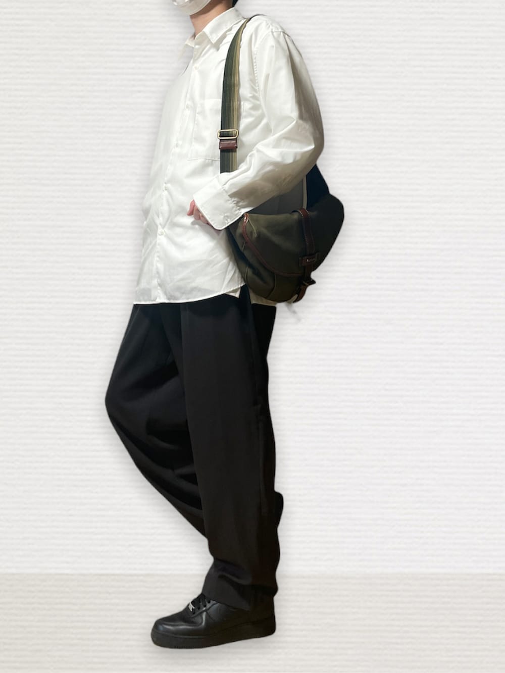 「シンプルコーデ、シャツスタイル、スラックス、スニーカー、バッグ、WYM、NIKE、Paul Smith」｜「WYM LIDNMの【WYM LIDNM】TENCEL RELAX WIDE SHIRT（シャツ/ブラウス、ホワイト系）」を使った、htkさん（メンズ・169cm）の春コーディネートの2枚目の写真