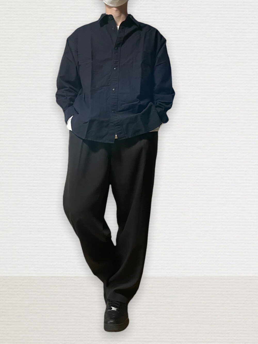 ブラック系のシャツ/ブラウス、ホワイト系のTシャツ/カットソー、グレー系のセットアップを着用したメンズの春コーディネートの2枚目の写真