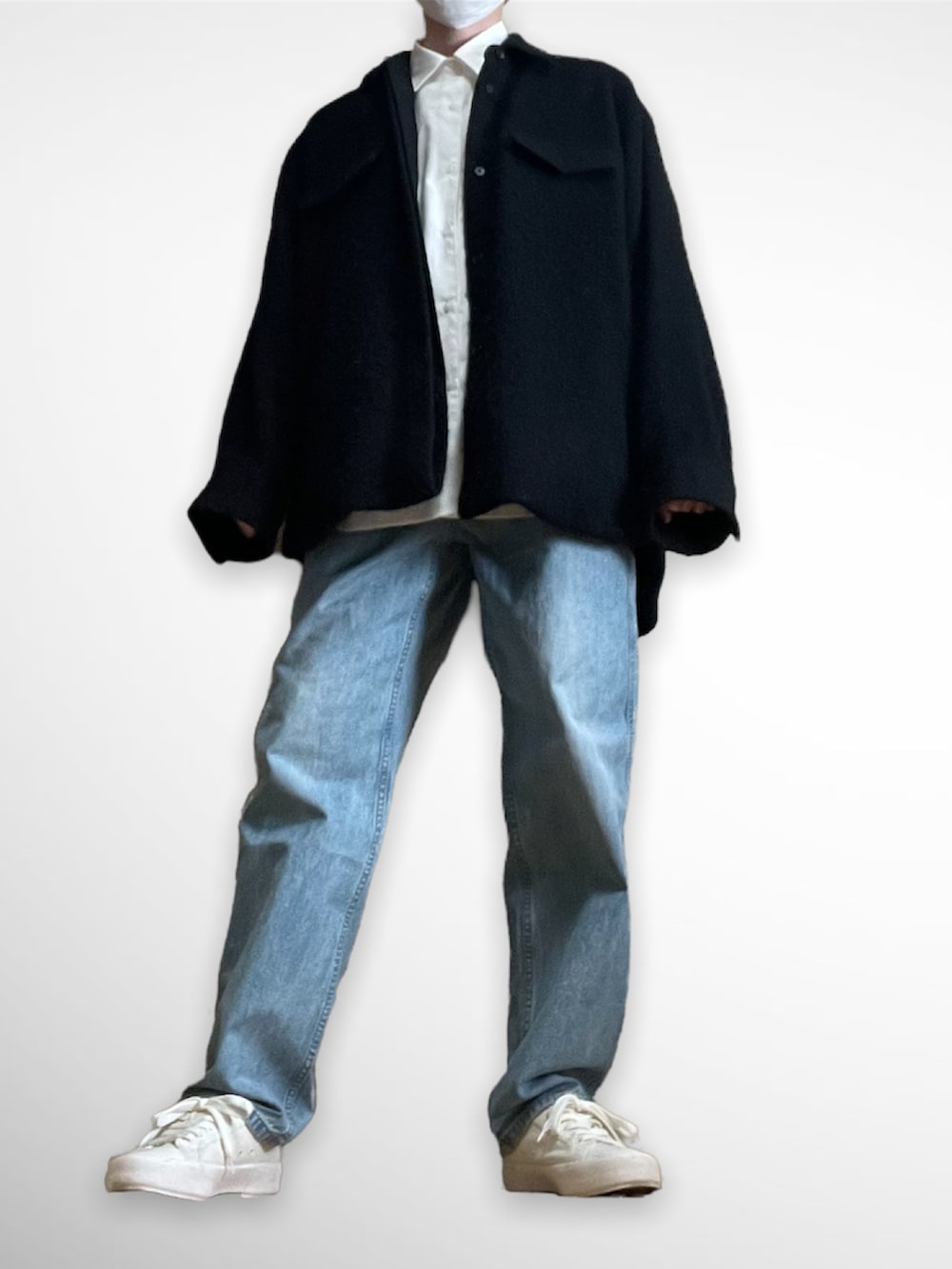 ホワイト系のシャツ/ブラウス、ブラック系のジャケット/アウター、ブルー系のデニムパンツを着用したメンズの春コーディネートの2枚目の写真