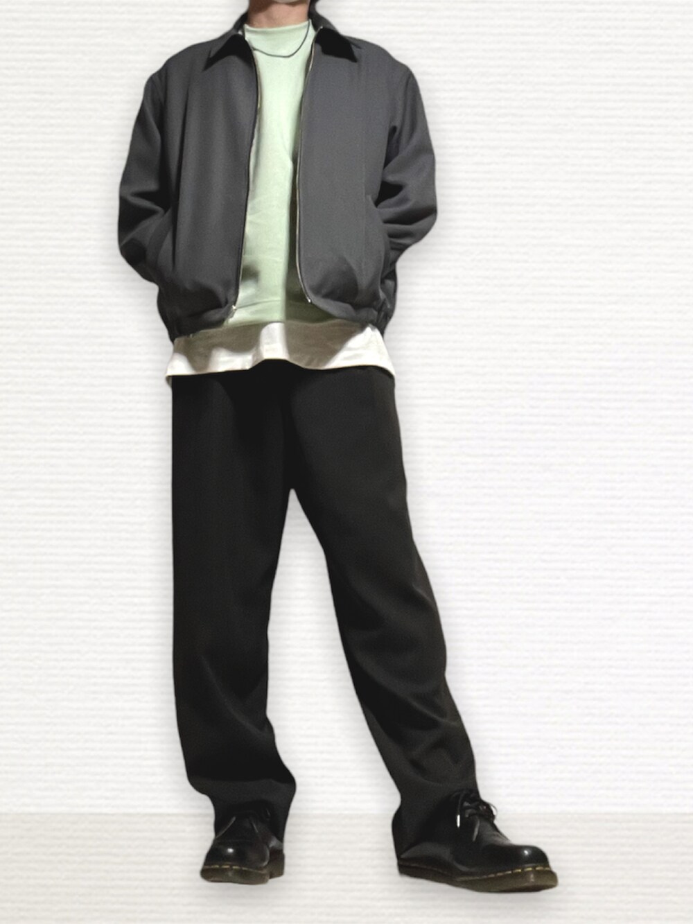 グレー系のブルゾン、グリーン系のスウェット、ホワイト系のタンクトップを着用したメンズの春コーディネートの2枚目の写真