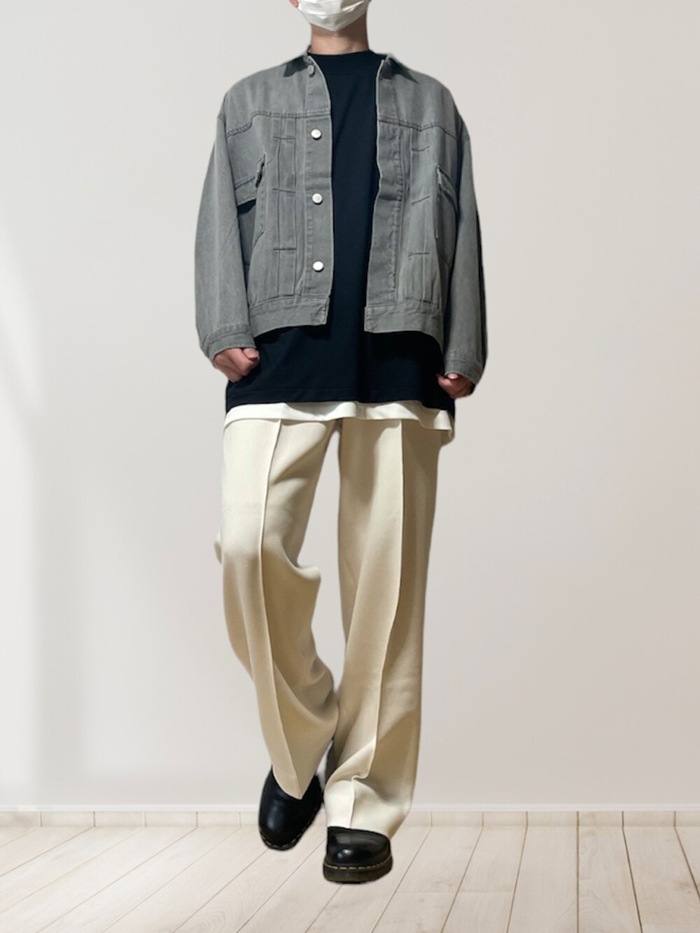 グレー系のセットアップ、ブラック系のTシャツ/カットソー、ホワイト系のタンクトップを着用したメンズの春コーディネートの2枚目の写真