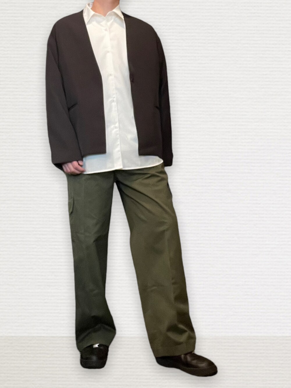 「オーバーサイズ、シンプル、シンプルスタイル、春、ノーカラージャケット、白シャツ、カーゴパンツ、スニーカー、オリーブ、スニーカーコーデ」｜「WYM LIDNMの【WYM LIDNM】CARDIGAN JK RELAX SET-UP（セットアップ、グレー系）」を使った、htkさん（メンズ・169cm）の春コーディネートの2枚目の写真