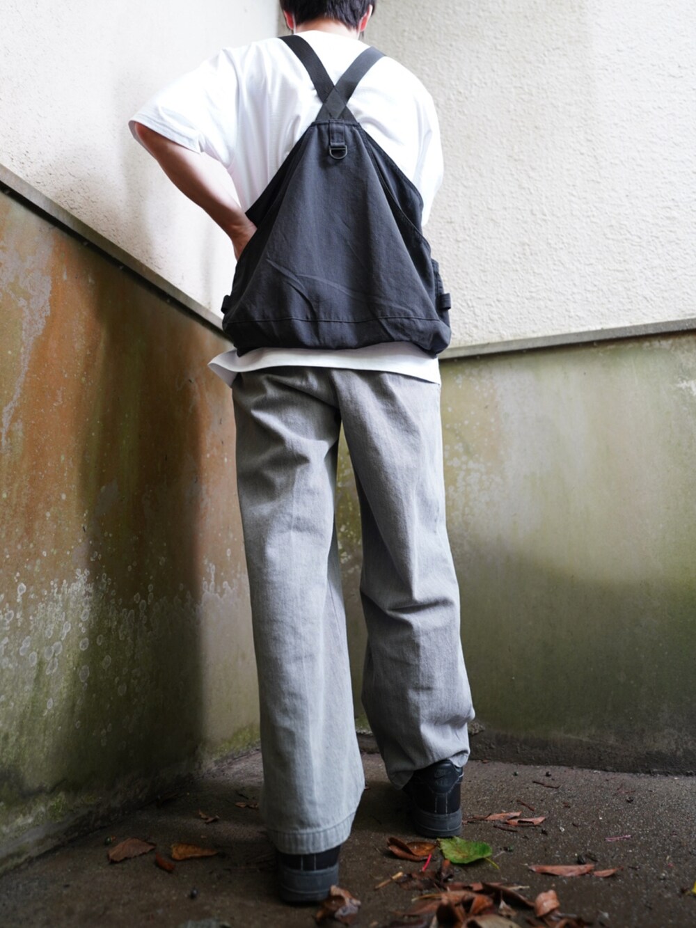 ブラック系のベスト、ホワイト系のTシャツ/カットソー、グレー系のセットアップを着用したメンズの夏コーディネートの4枚目の写真