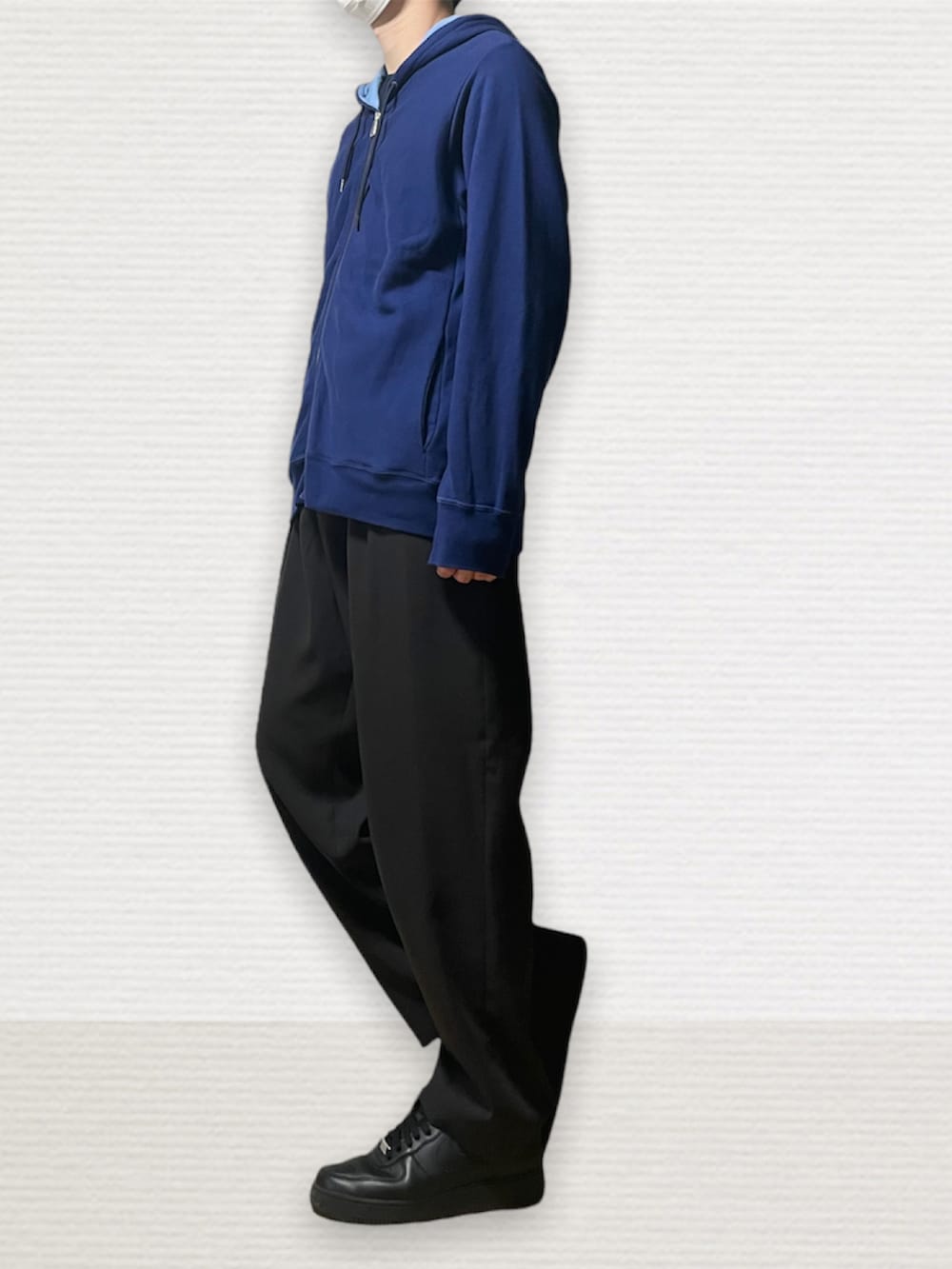 「シンプルコーデ、パーカー、スラックス、スニーカー、ブルー、Paul Smith、WYM、NIKE」｜「Paul SmithのSPORTS STRIPE ZIP UP PARKA / 282513 360R（パーカー、ブルー系）」を使った、htkさん（メンズ・169cm）の春コーディネートの2枚目の写真