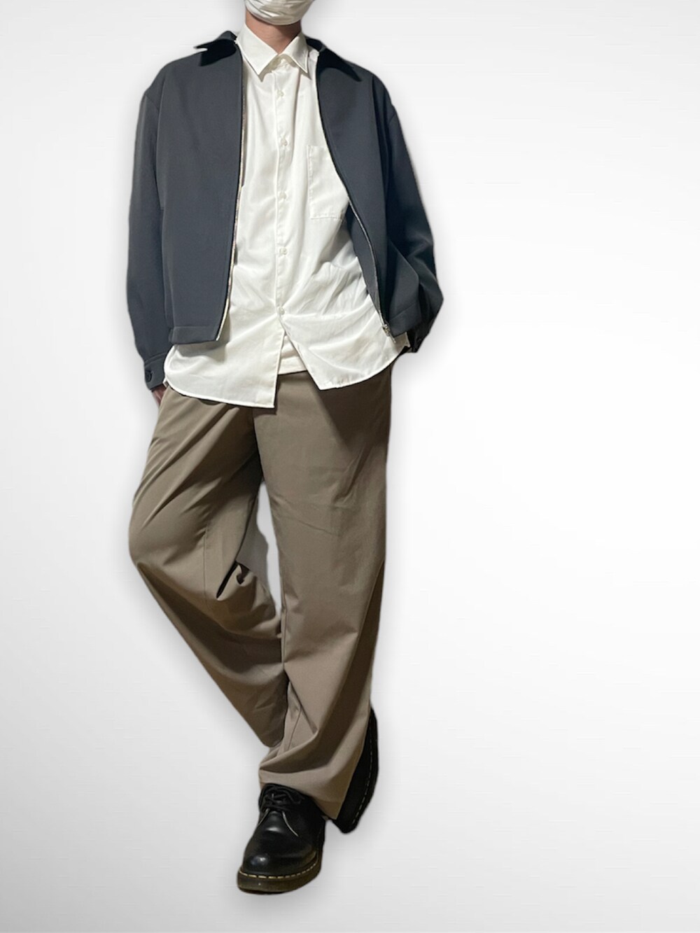 グレー系のブルゾン、ホワイト系のシャツ/ブラウス、ベージュ系のその他パンツを着用したメンズの春コーディネートの2枚目の写真