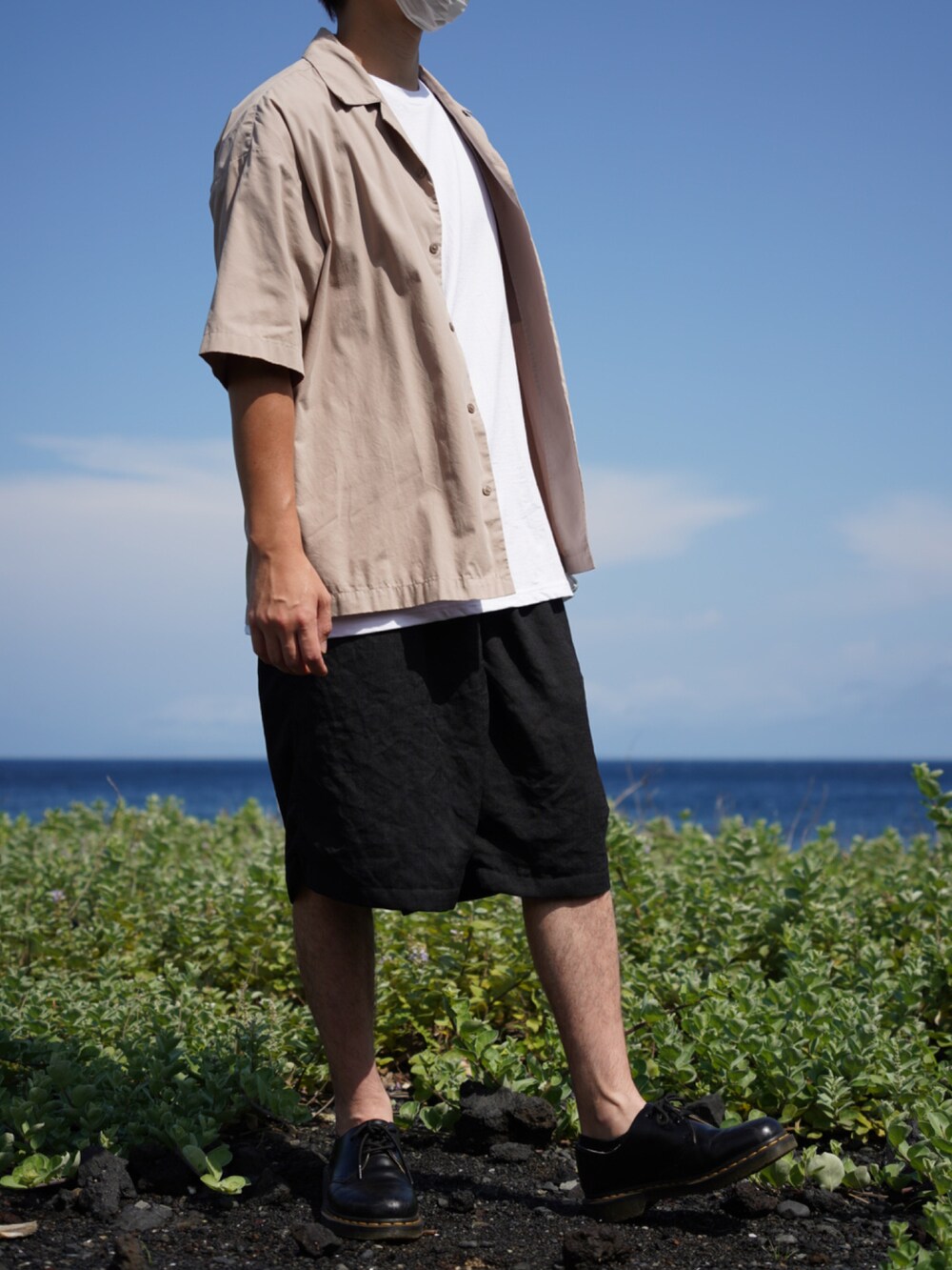 ベージュ系のシャツ/ブラウス、ホワイト系のTシャツ/カットソー、ブラック系のその他パンツを着用したメンズの夏コーディネートの3枚目の写真