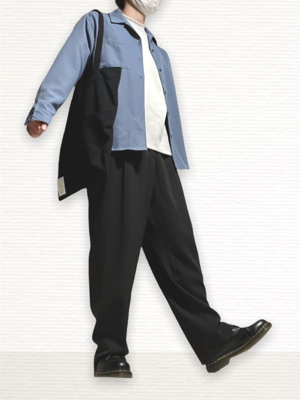 ブルー系のシャツ/ブラウス、グレー系のスウェット、ブラック系のトートバッグを着用したメンズの春コーディネートの2枚目の写真