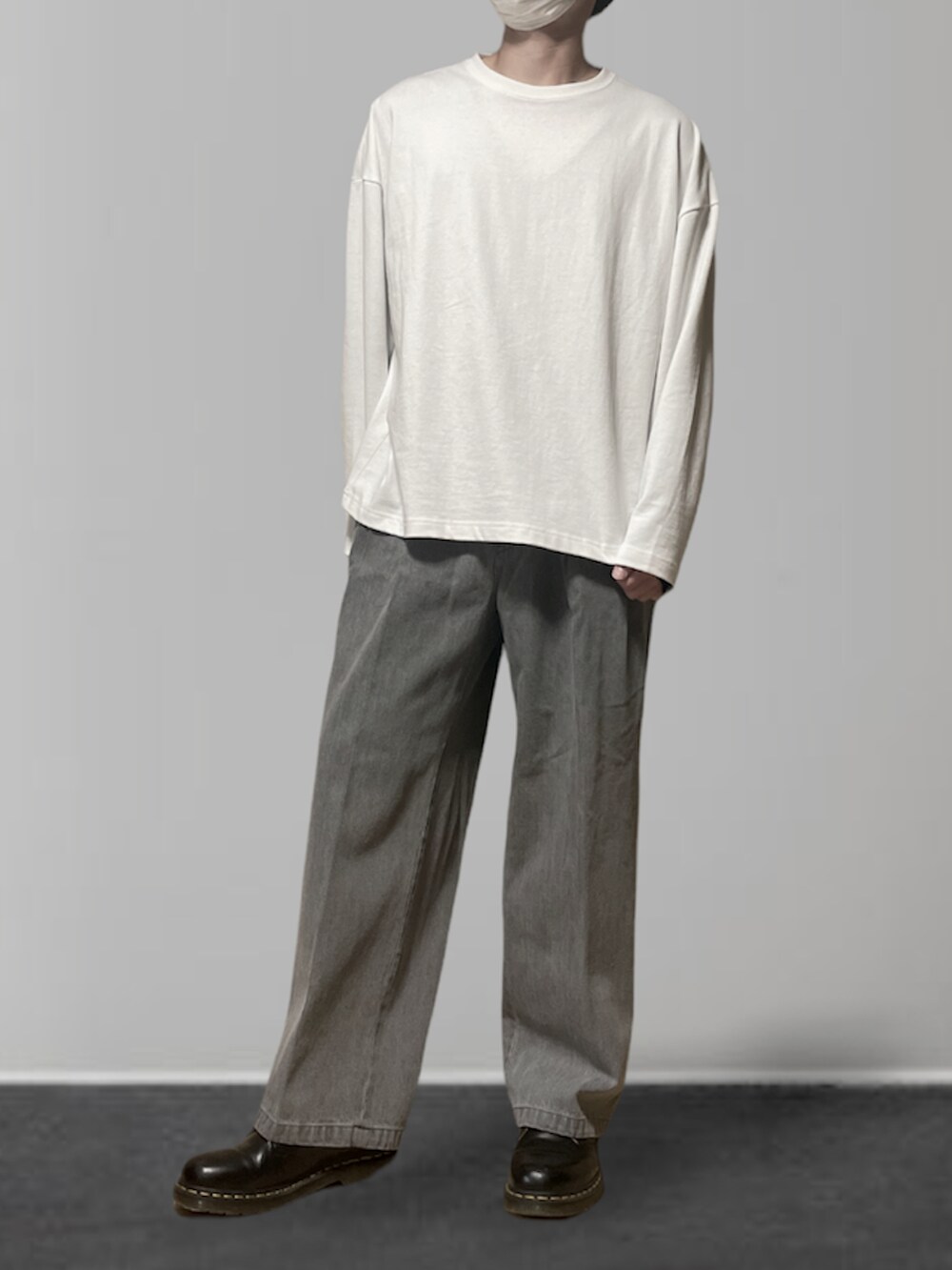 ホワイト系のTシャツ/カットソー、グレー系のセットアップ、ブラック系のドレスシューズを着用したメンズの春コーディネートの2枚目の写真