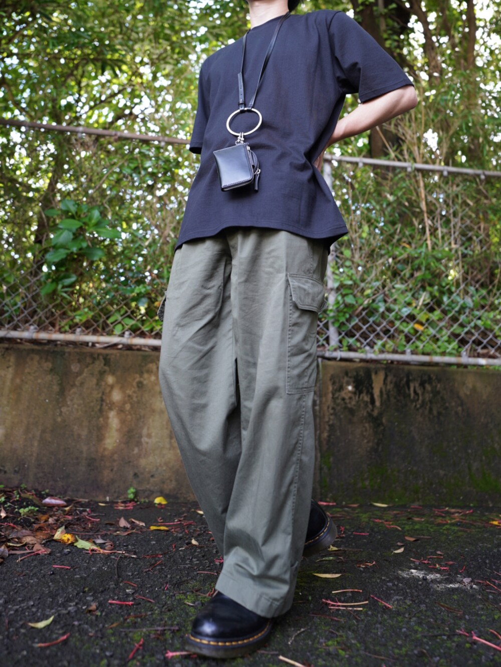 ブラック系のTシャツ/カットソー、グリーン系のカーゴパンツ、ブラック系のドレスシューズを着用したメンズの夏コーディネートの3枚目の写真