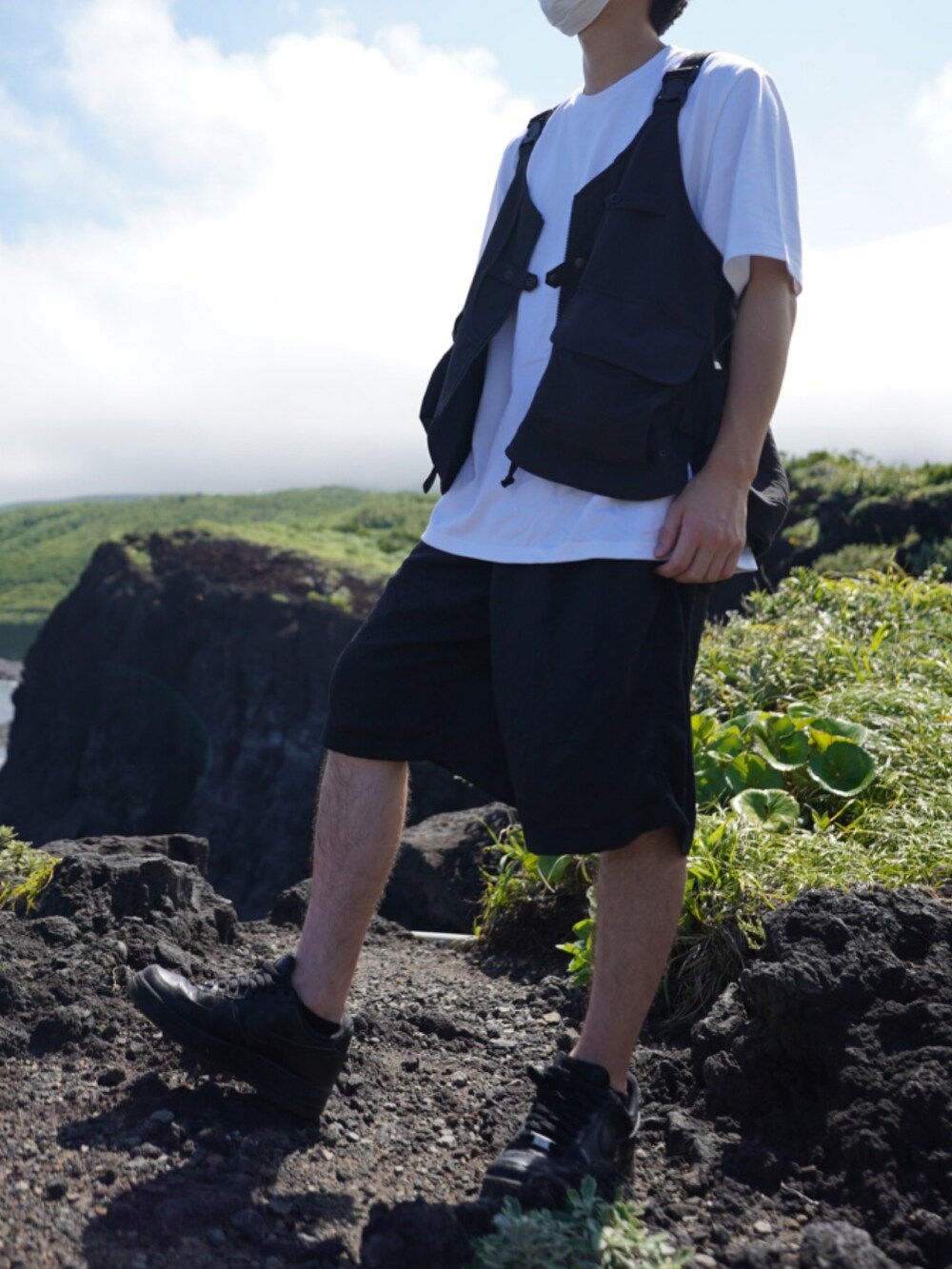 「シンプルコーデ、ベスト、白Tシャツ、ショートパンツ、ハーフパンツ、スニーカー、graphpaper、snow peak、DAIWAPIER39、NIKE」｜「Snow PeakのSnow Peak / スノーピーク　TAKIBI Vest タキビベスト（ベスト、ブラック系）」を使った、htkさん（メンズ・169cm）の夏コーディネートの3枚目の写真