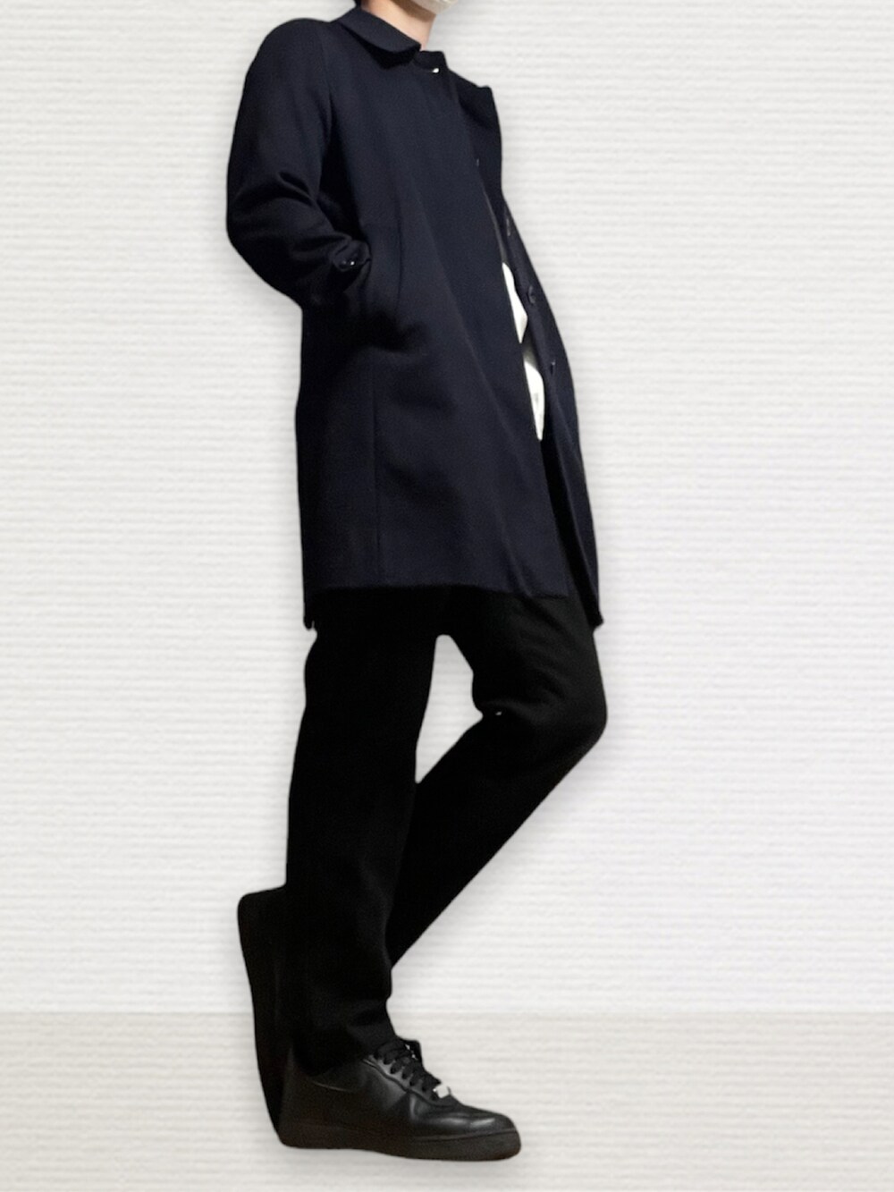 「シンプルコーデ、ステンカラーコート、ロンT、スキニー、スニーカー、aquascutum、remer、GU、NIKE」｜「remerのloose basic long Tee/ルーズベーシックロンTee（Tシャツ/カットソー、ホワイト系）」を使った、htkさん（メンズ・169cm）の春コーディネートの2枚目の写真