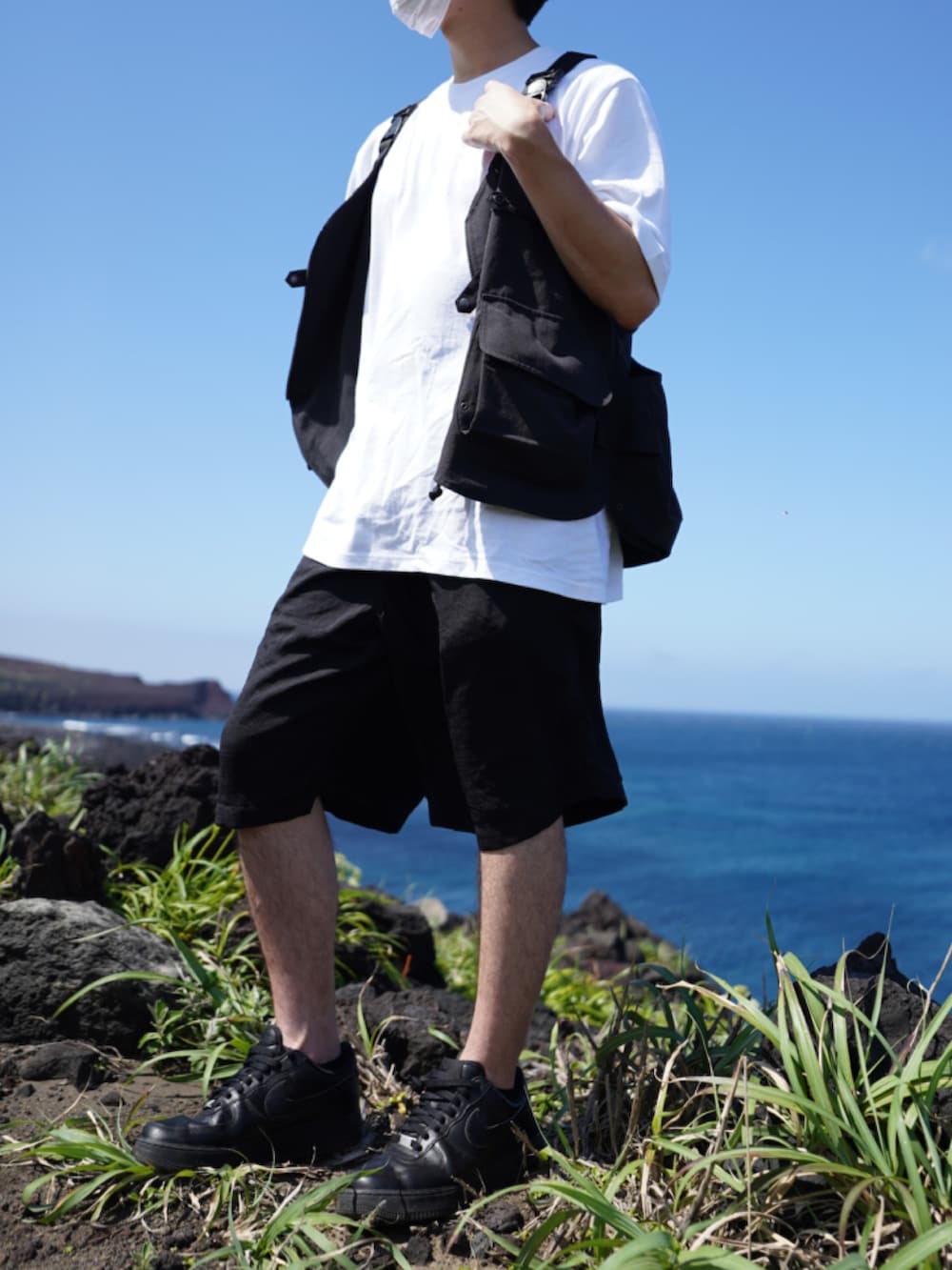 「シンプルコーデ、ベスト、白Tシャツ、ショートパンツ、ハーフパンツ、スニーカー、graphpaper、snow peak、DAIWAPIER39、NIKE」｜「Snow PeakのSnow Peak / スノーピーク　TAKIBI Vest タキビベスト（ベスト、ブラック系）」を使った、htkさん（メンズ・169cm）の夏コーディネートの2枚目の写真