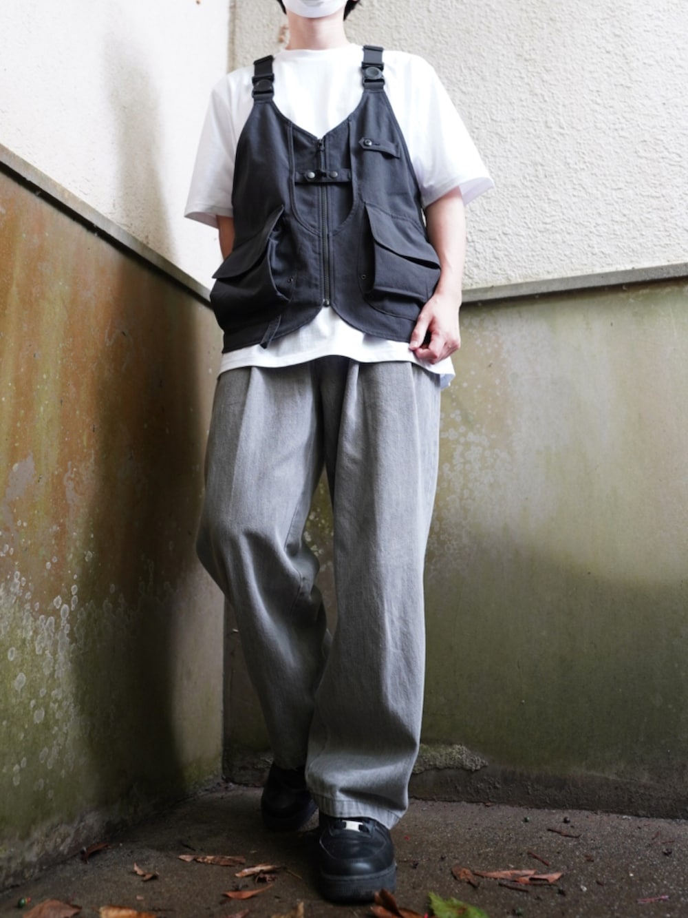 ブラック系のベスト、ホワイト系のTシャツ/カットソー、グレー系のセットアップを着用したメンズの夏コーディネートの3枚目の写真