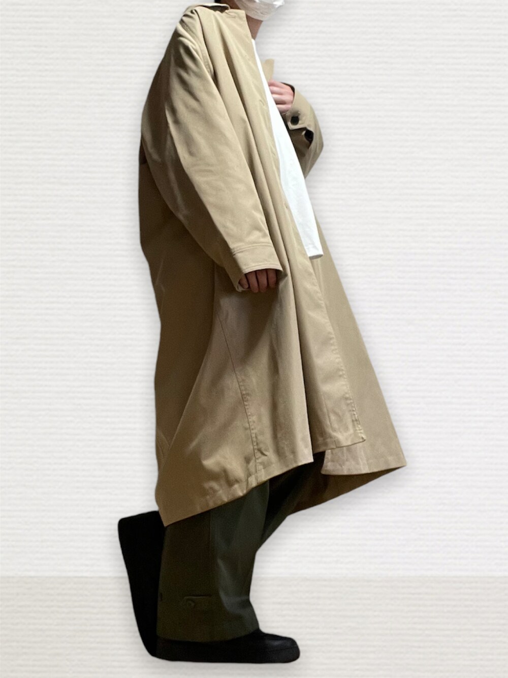 「シンプルコーデ、春コーデ、remer、GU、NIKE、ステンカラーコート、ロンT、カーゴパンツ、スニーカー、ベージュ、カーキ、オリーブ」｜「remerのloose raglan sleeve bal collar coat/ルーズラグランスリーブバルカラーコート（ステンカラーコート、ベージュ系）」を使った、htkさん（メンズ・169cm）の春コーディネートの2枚目の写真