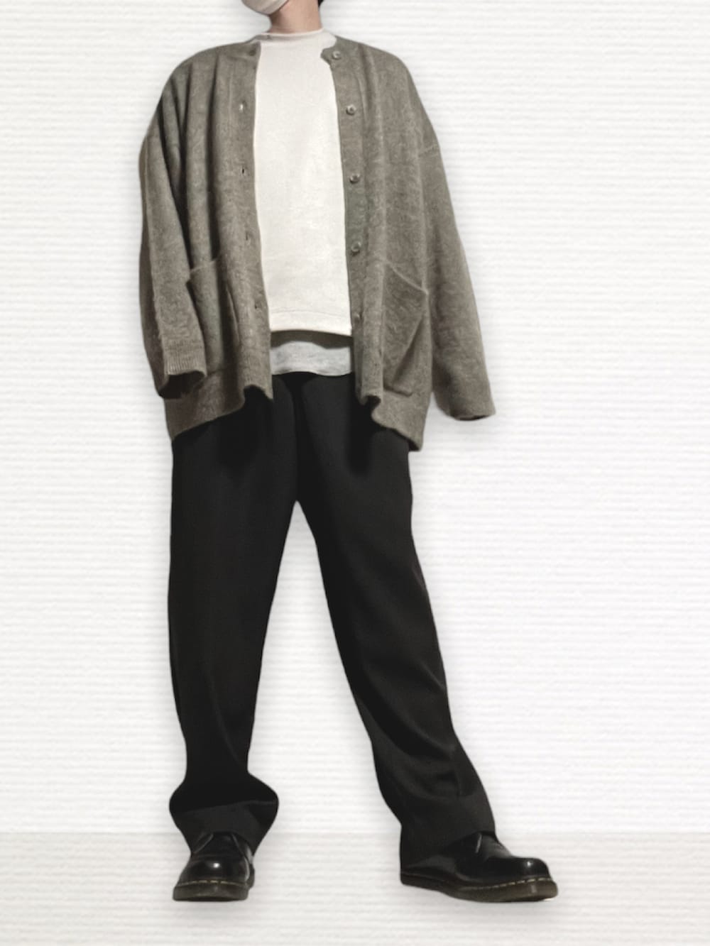 グレー系のカーディガン/ボレロ、グレー系のスウェット、グレー系のセットアップを着用したメンズの春コーディネートの2枚目の写真