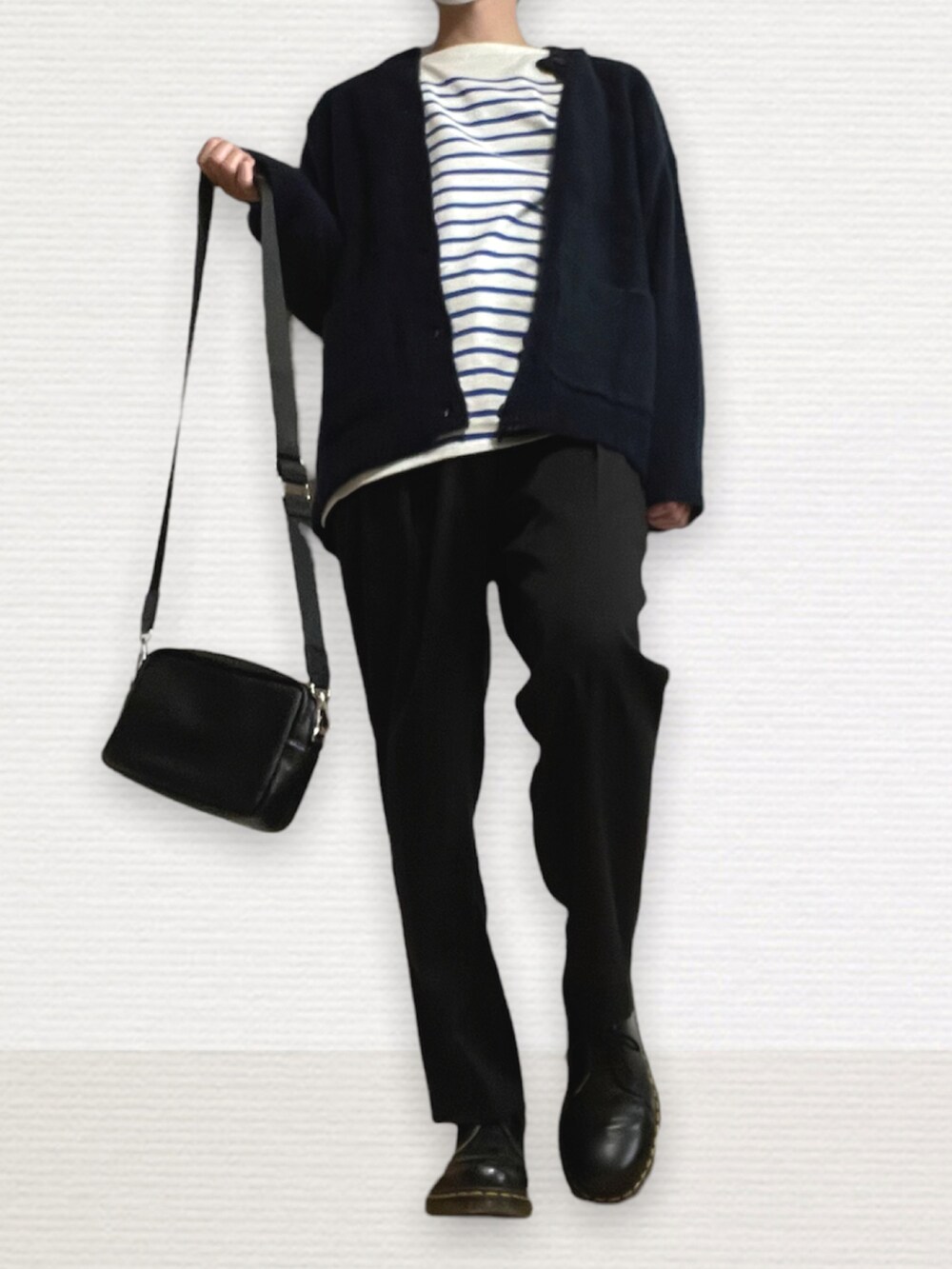 「シンプルコーデ、ボーダー、カーディガン、ダークブルー、スラックス、革靴、バッグ、春」｜「remerのloose basic mohair cardigan / ルーズベーシックモヘア混カーディガン（カーディガン/ボレロ、ブルー系）」を使った、htkさん（メンズ・169cm）の春コーディネートの3枚目の写真