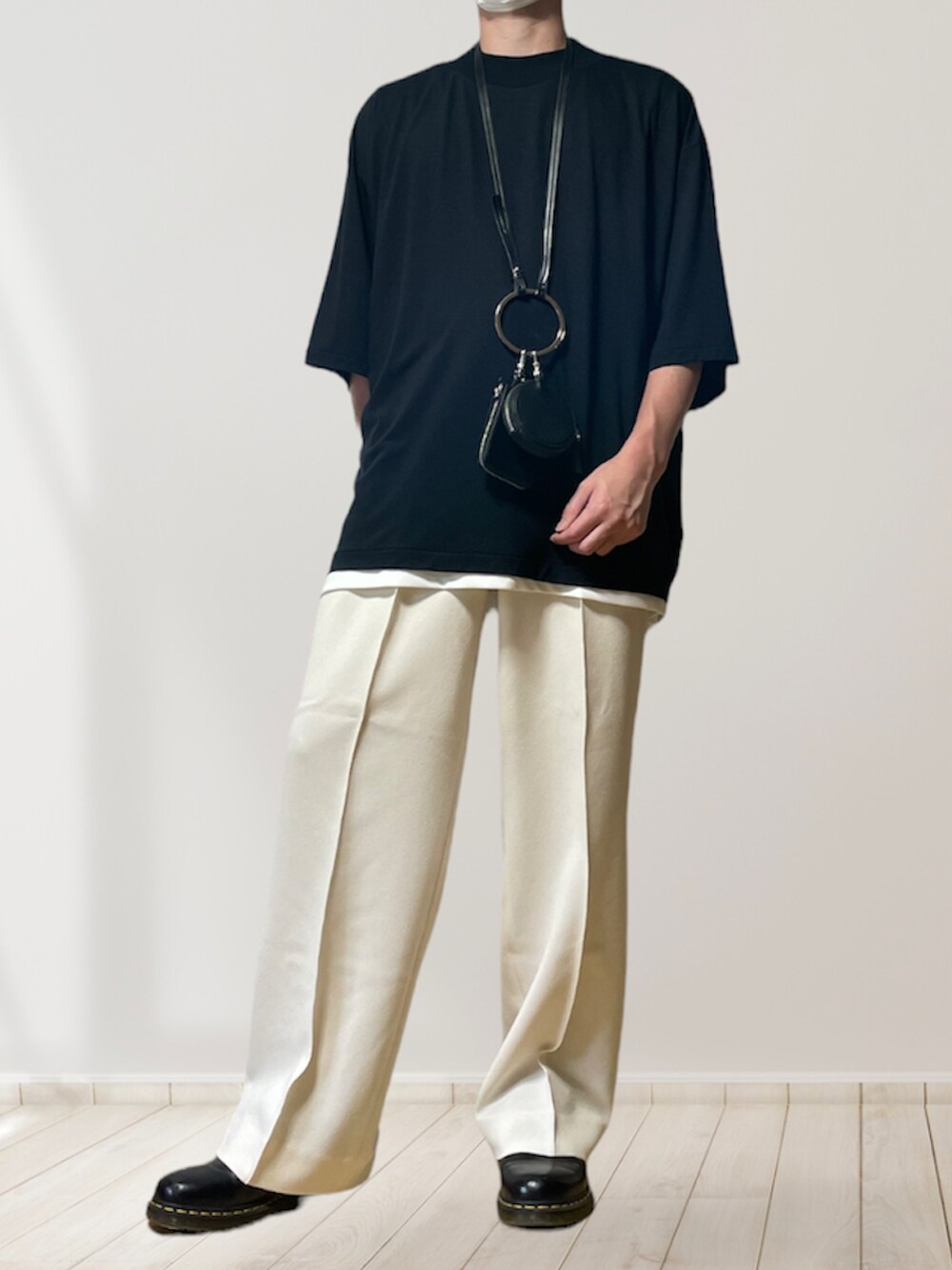 「ゆるコーデ、Tシャツ、モックネック、白パンツ、革靴、バッグ、レザー、AURALEE、maisonspecial、Dr.Martens」｜「AURALEEのSUPER SOFT WOOL JERSEY MOCK-NECK（Tシャツ/カットソー、ブラック系）」を使った、htkさん（メンズ・169cm）の春コーディネートの2枚目の写真