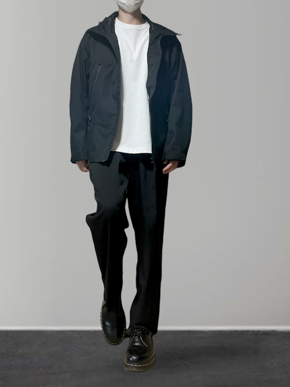 「シンプルコーデ、雨の日コーデ、マウンテンパーカー、ロンT、白Tシャツ、スラックス、革靴、GU、remer、WYM、Dr.Martens」｜「GUのアイテム（マウンテンパーカー、ブラック系）」を使った、htkさん（メンズ・169cm）の春コーディネートの2枚目の写真