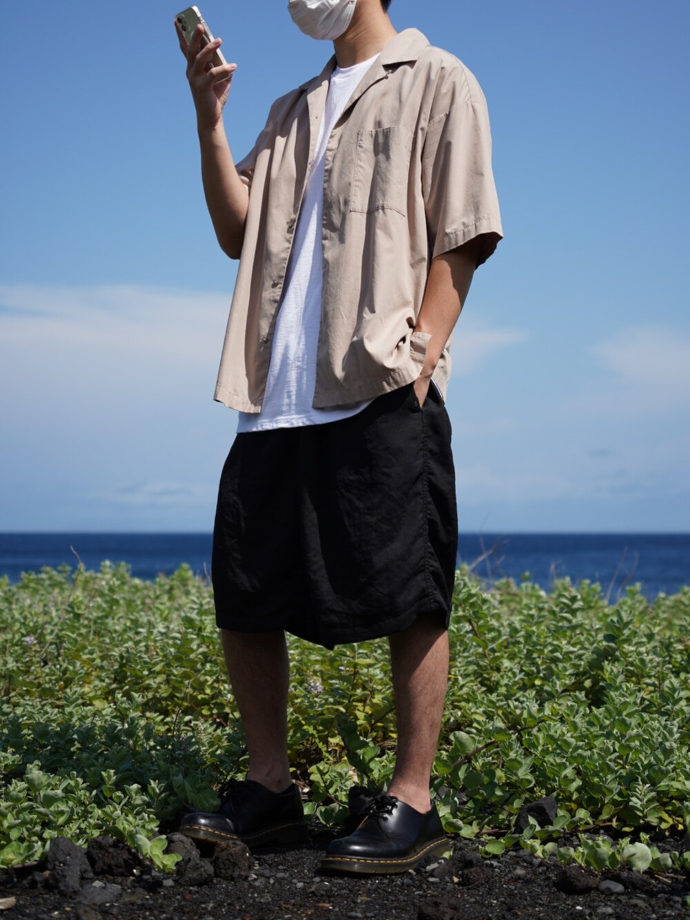 ベージュ系のシャツ/ブラウス、ホワイト系のTシャツ/カットソー、ブラック系のその他パンツを着用したメンズの夏コーディネートの2枚目の写真