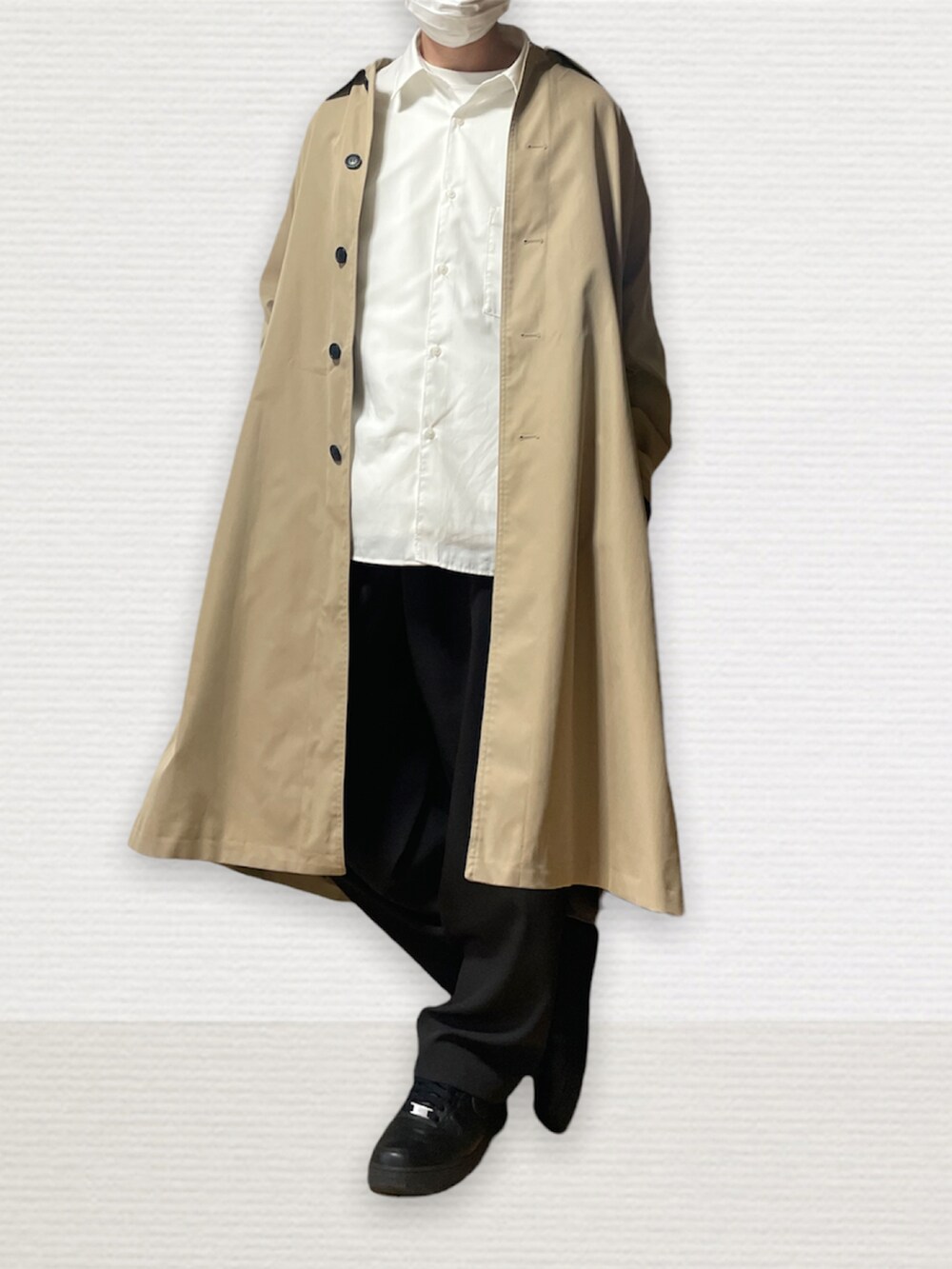 「シンプルコーデ、春アウター、ステンカラーコート、シャツスタイル、スラックス、スニーカー、remer、WYM、NIKE」｜「remerのloose raglan sleeve bal collar coat/ルーズラグランスリーブバルカラーコート（ステンカラーコート、ベージュ系）」を使った、htkさん（メンズ・169cm）の春コーディネートの2枚目の写真