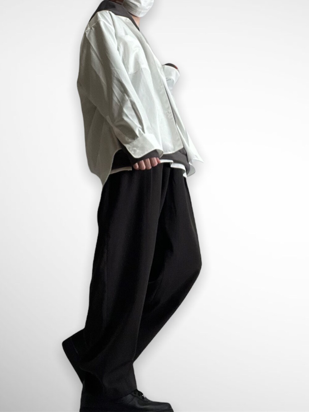 グレー系のパーカー、ホワイト系のシャツ/ブラウス、グレー系のセットアップを着用したメンズの春コーディネートの2枚目の写真