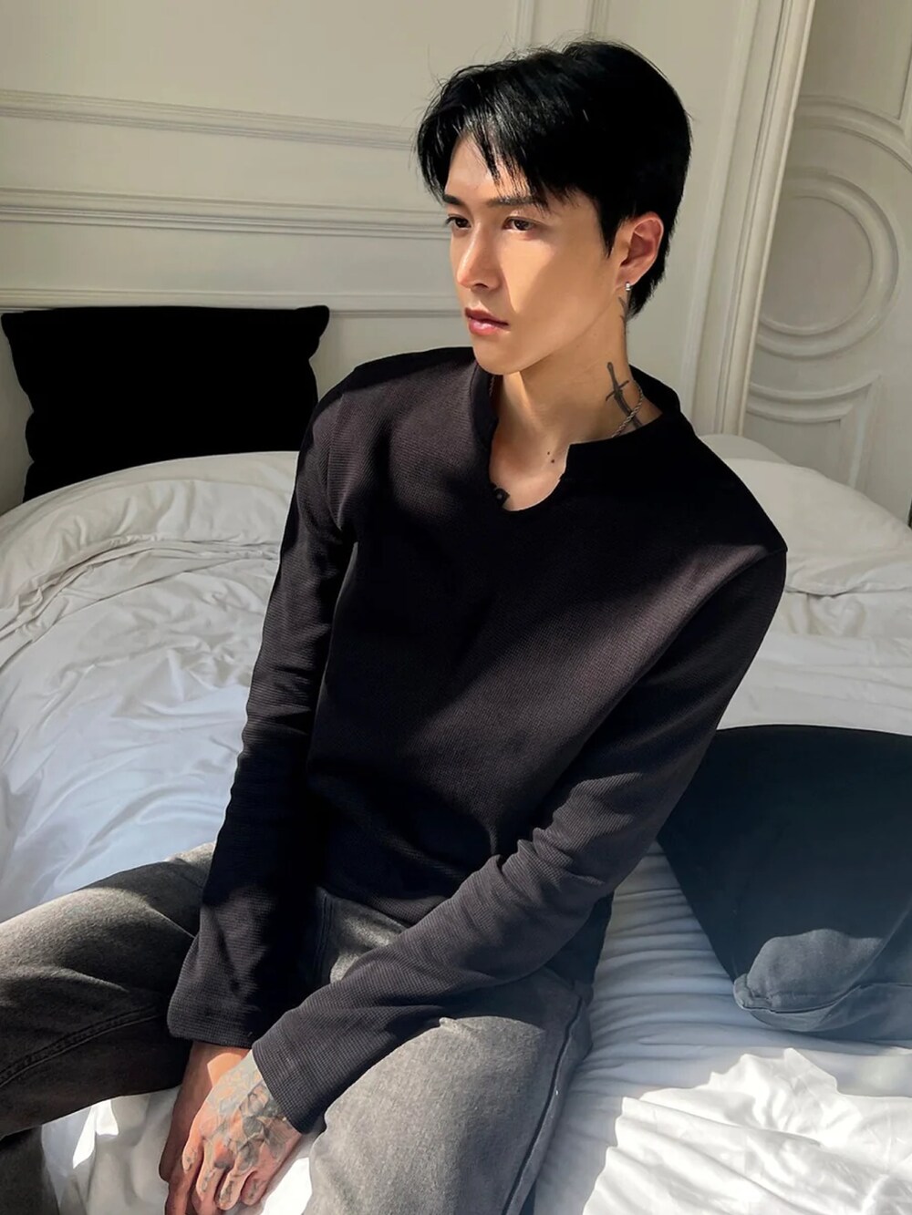 グレー系のTシャツ/カットソーを着用したメンズの春コーディネートの4枚目の写真