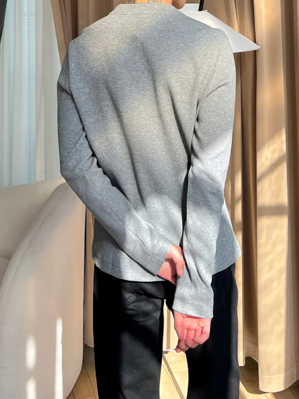 グレー系のTシャツ/カットソーを着用したメンズの春コーディネートの2枚目の写真