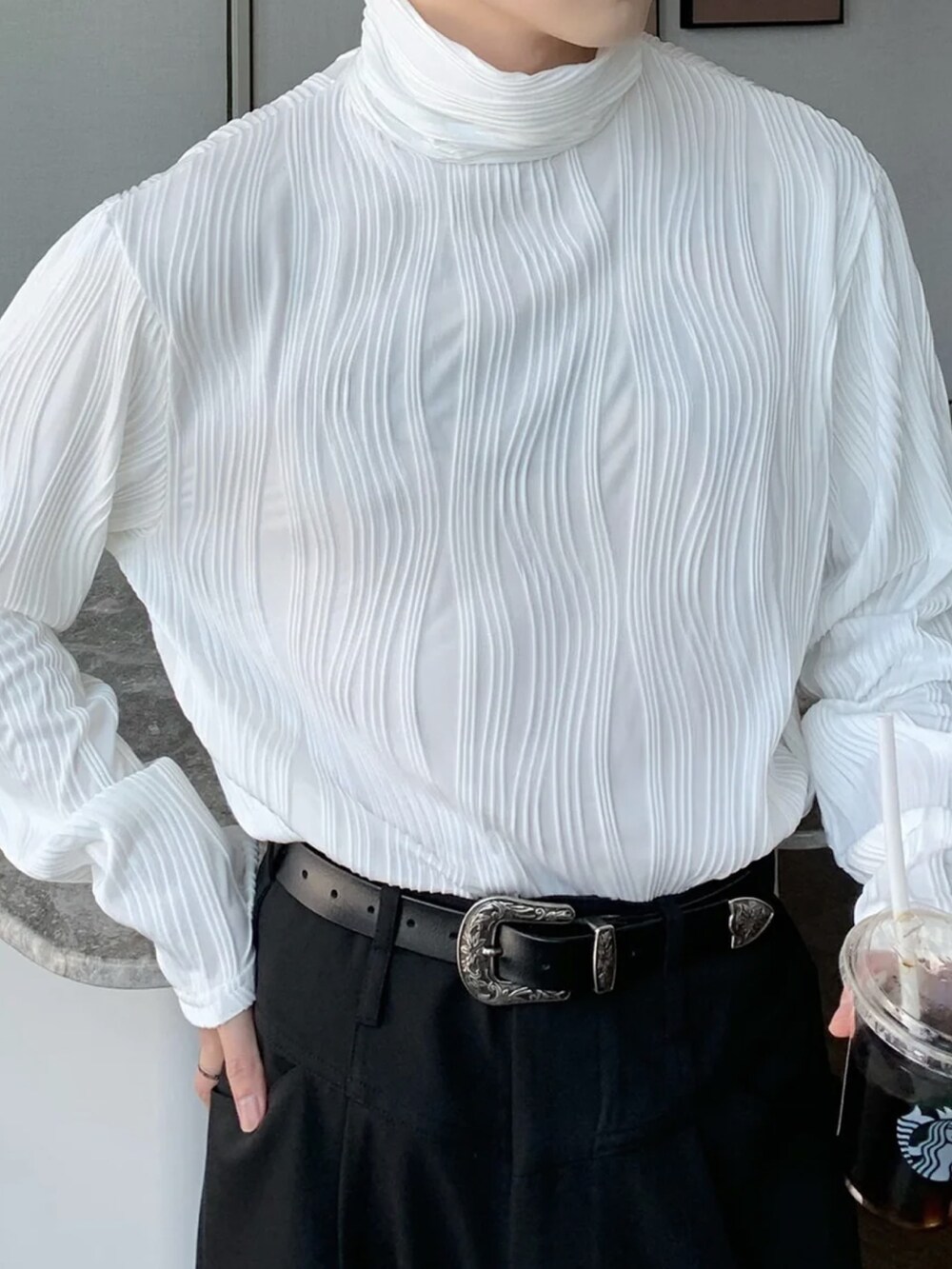 ブラック系のTシャツ/カットソーを着用したメンズの秋コーディネートの2枚目の写真