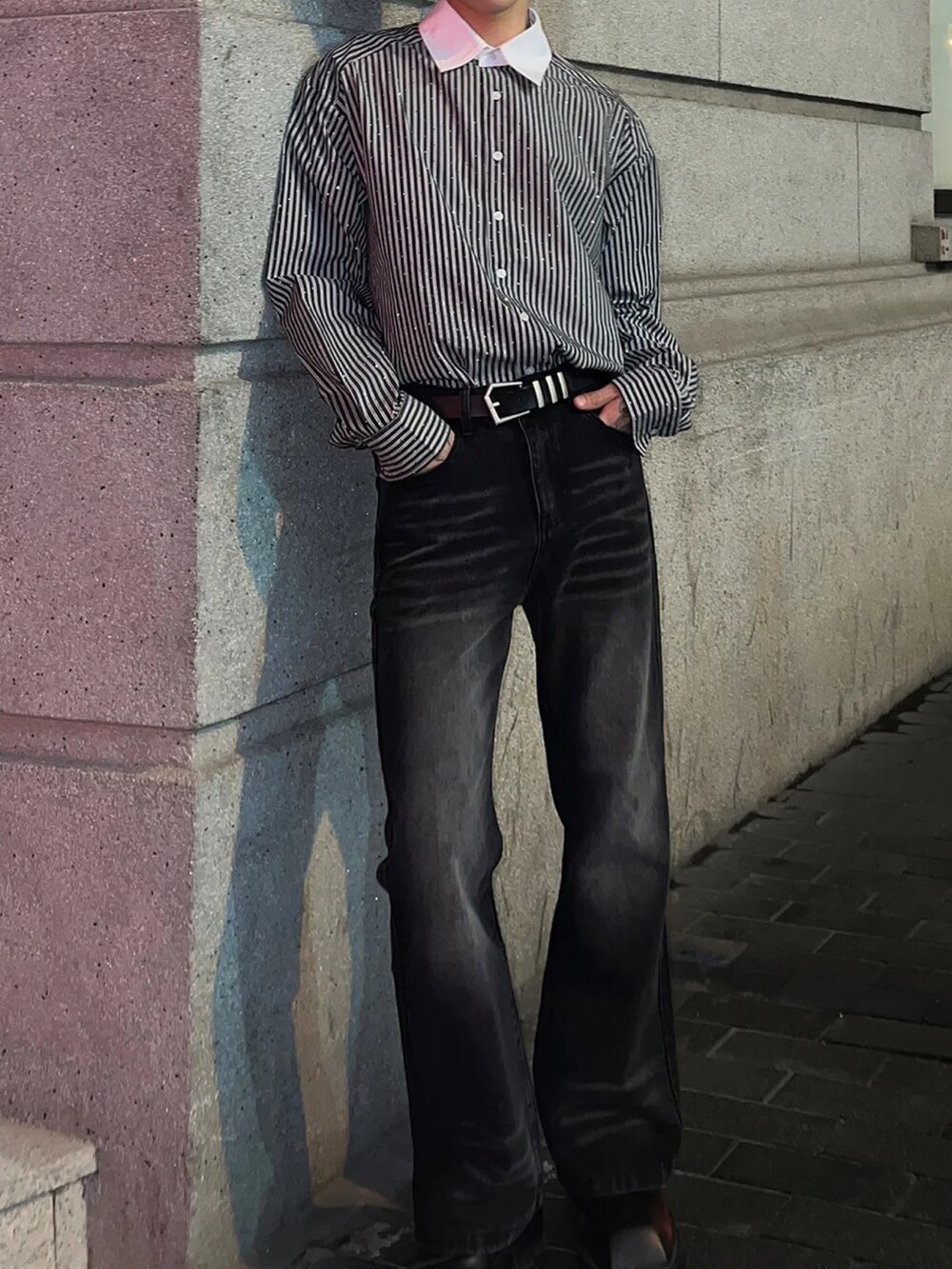 ブラック系のシャツ/ブラウスを着用したメンズの春コーディネートの3枚目の写真