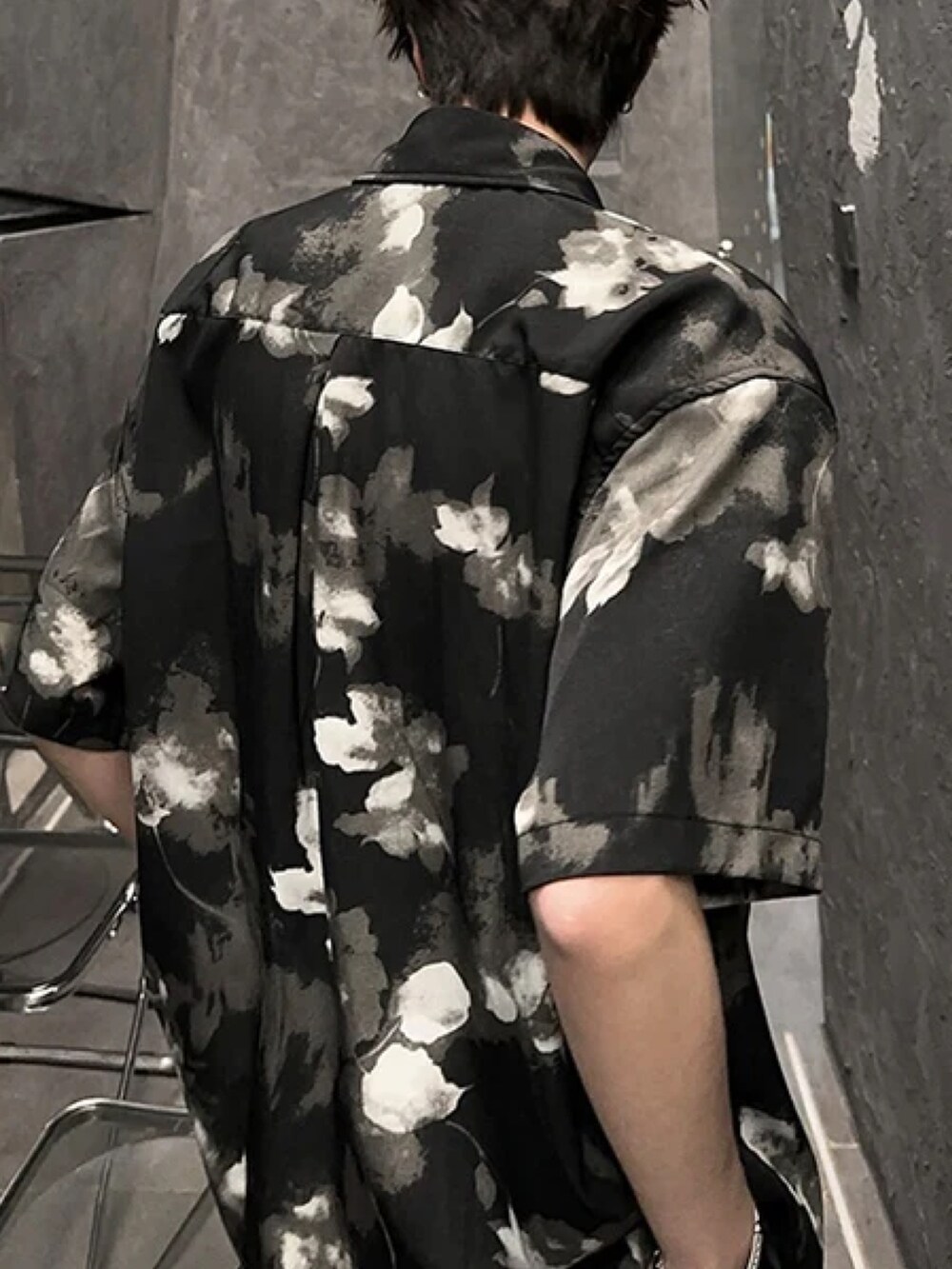 ブラック系のシャツ/ブラウスを着用したメンズの春コーディネートの2枚目の写真