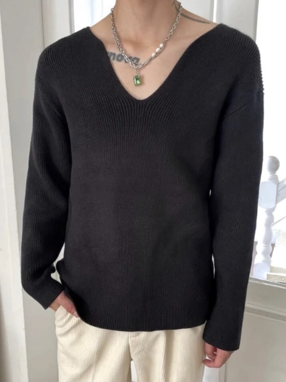 グレー系のニット/セーターを着用したメンズの秋コーディネートの2枚目の写真