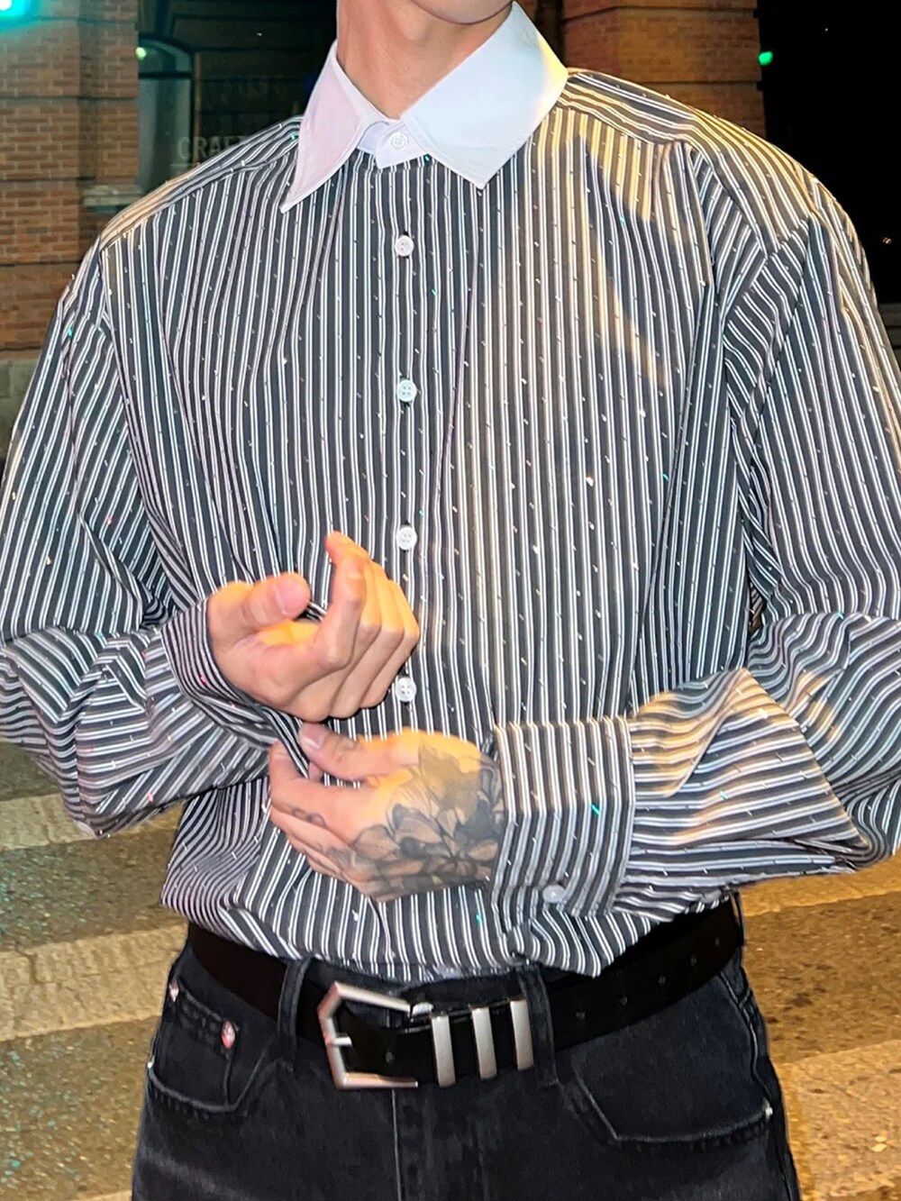 ブラック系のシャツ/ブラウスを着用したメンズの春コーディネートの2枚目の写真