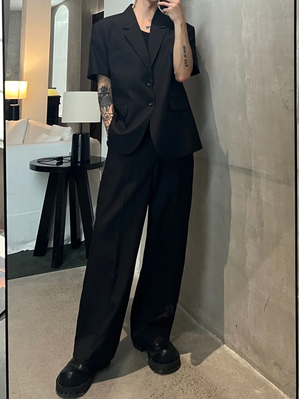 ブラック系のジャケット/アウターを着用したメンズの春コーディネートの2枚目の写真