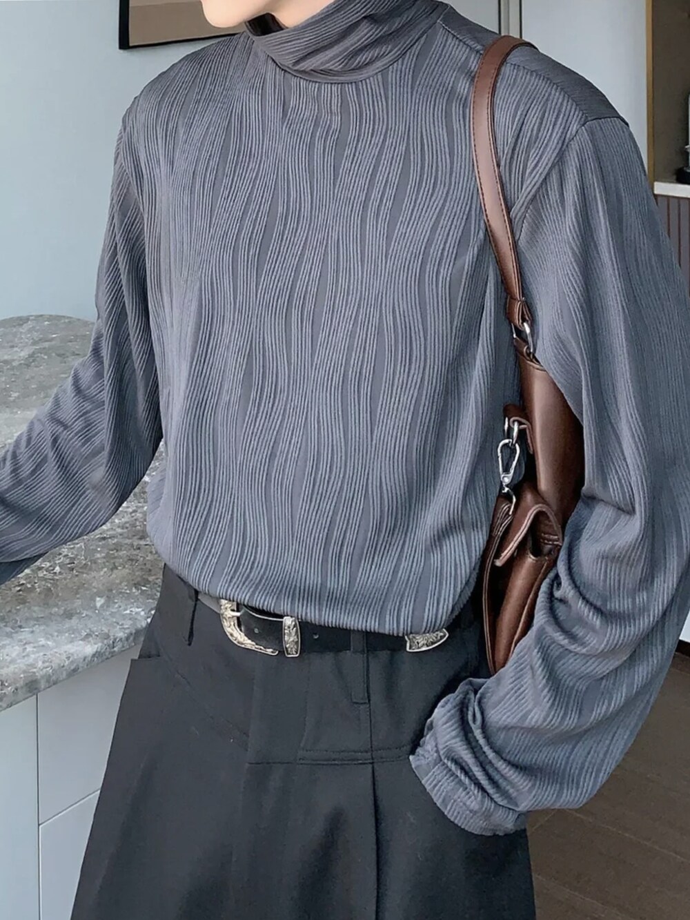 ブラック系のTシャツ/カットソーを着用したメンズの秋コーディネートの3枚目の写真