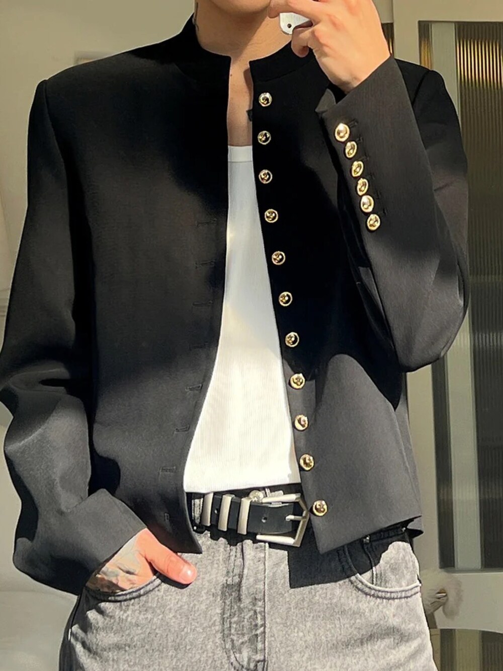 ブラック系のジャケット/アウターを着用したメンズの春コーディネートの2枚目の写真