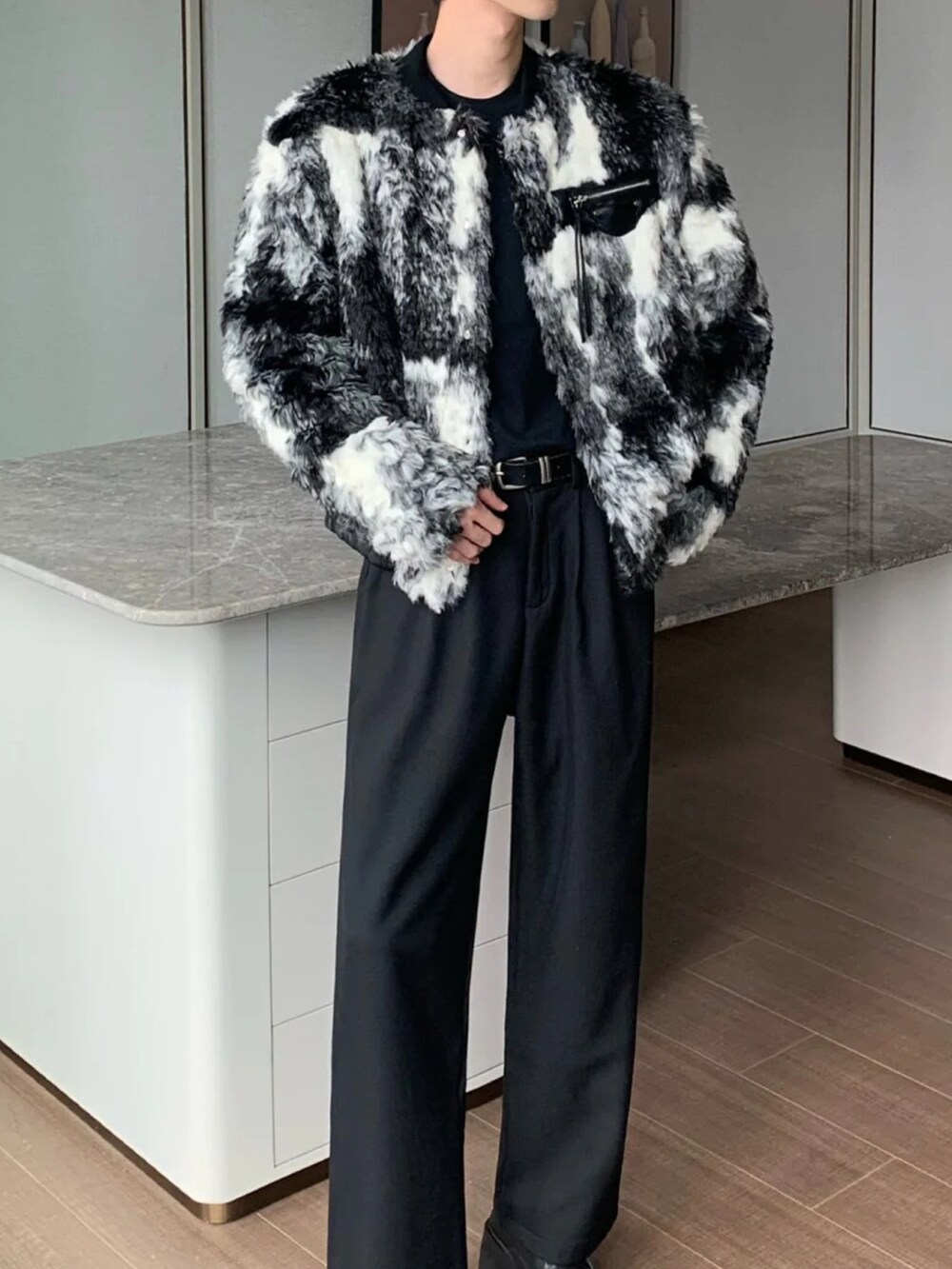 ブラック系のジャケット/アウターを着用したメンズの秋コーディネートの2枚目の写真