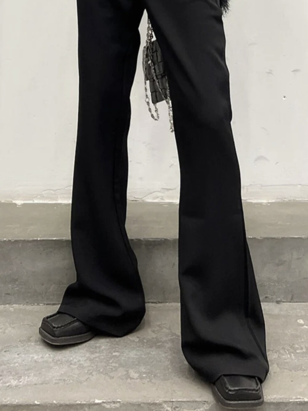 ブラック系のスラックスを着用したメンズの秋コーディネートの2枚目の写真