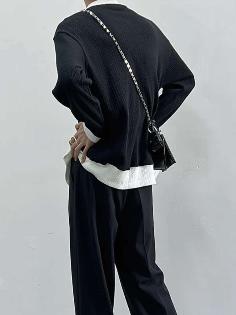 ブラック系のカーディガン/ボレロを着用したメンズの秋コーディネートの3枚目の写真