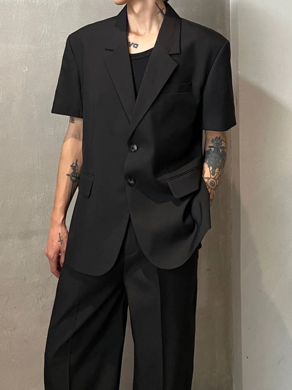 ブラック系のジャケット/アウターを着用したメンズの春コーディネートの3枚目の写真