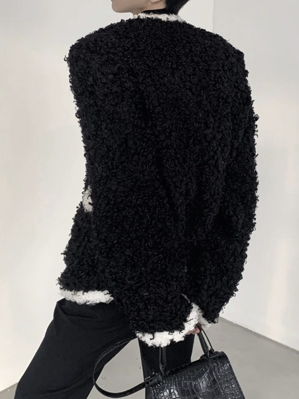 ブラック系のジャケット/アウターを着用したメンズの秋コーディネートの2枚目の写真