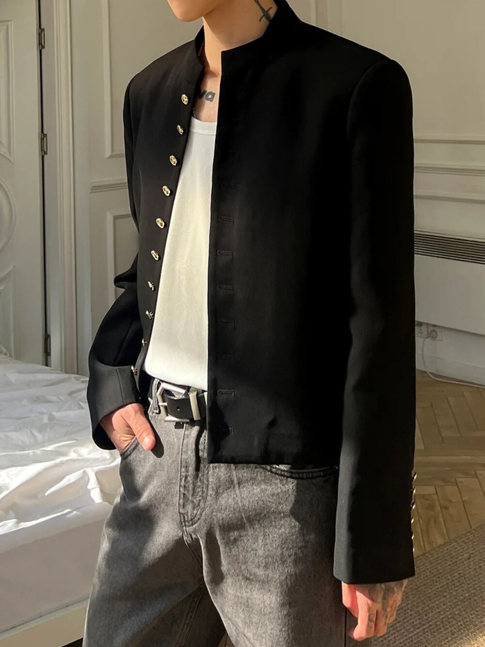 ブラック系のジャケット/アウターを着用したメンズの春コーディネートの3枚目の写真