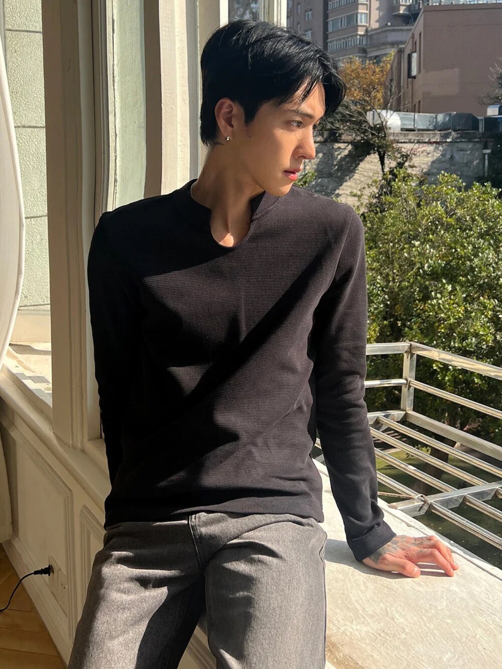 グレー系のTシャツ/カットソーを着用したメンズの春コーディネートの3枚目の写真