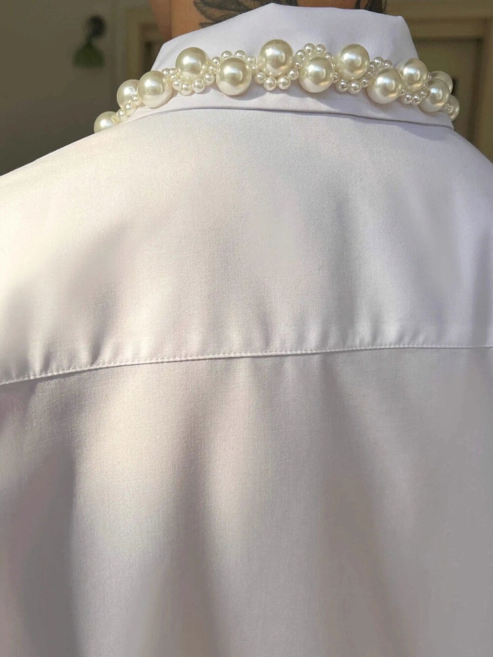 ホワイト系のシャツ/ブラウスを着用したメンズの春コーディネートの3枚目の写真