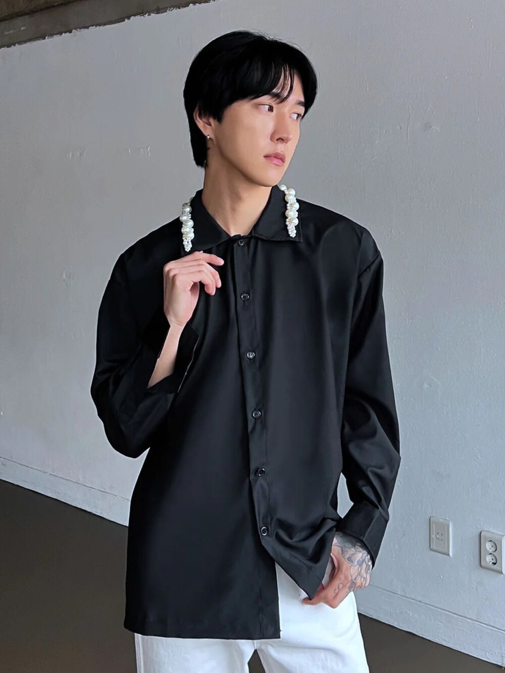 ホワイト系のシャツ/ブラウスを着用したメンズの春コーディネートの2枚目の写真